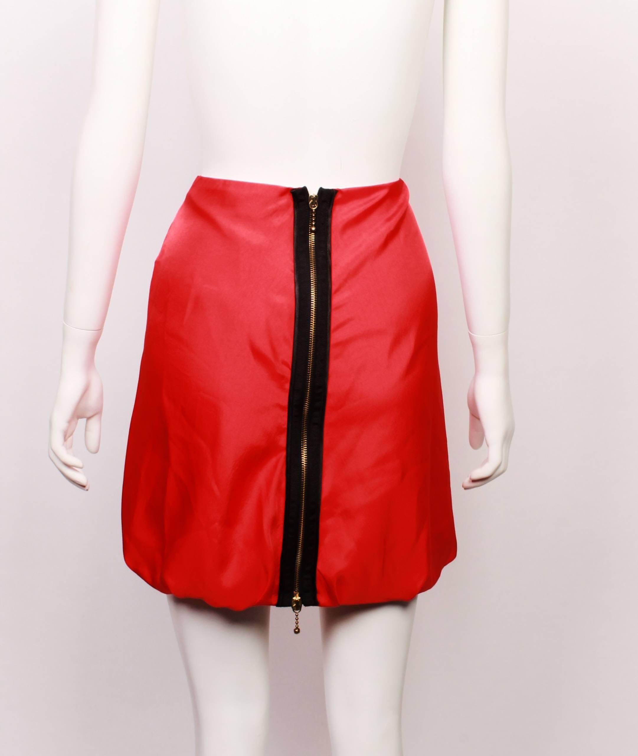 Alexander Mc Queen red satin mini bubble skirt with black and metal back zip feature. Fully lined. 
Original Tag attached.
Made in Italy. Size 40.