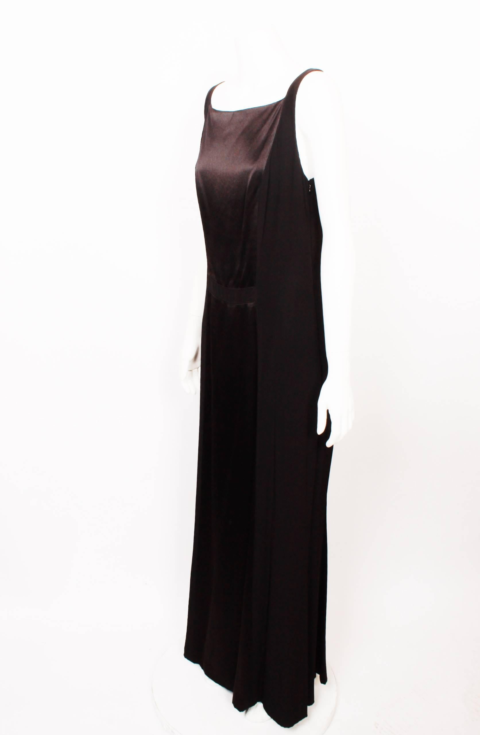 FINAL SALE

Elegant Vera Wang sleeveless, full length black silk sheath dress with square front neckline. The dress is mainly Matte crepe with a centre front panel insert of  luxurious satin and lovely horizontal satin strip across the front waist.