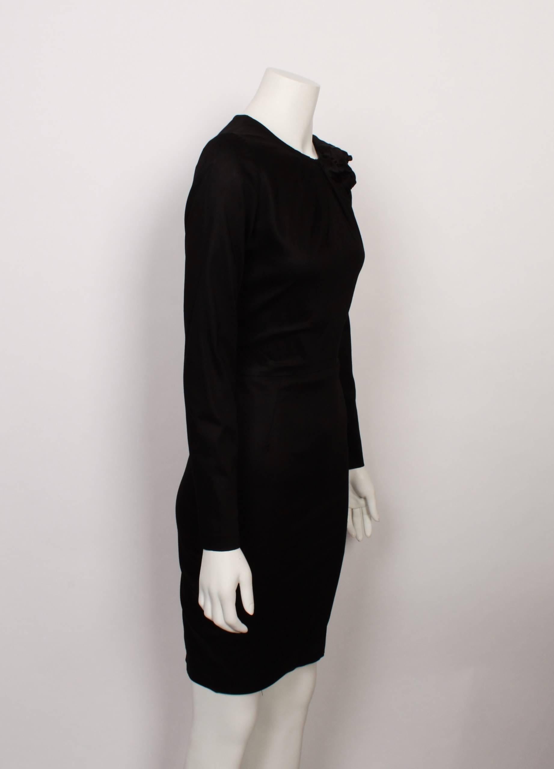Valentino Fitted Shell Dress With Rosette Detail In Good Condition In Melbourne, Victoria
