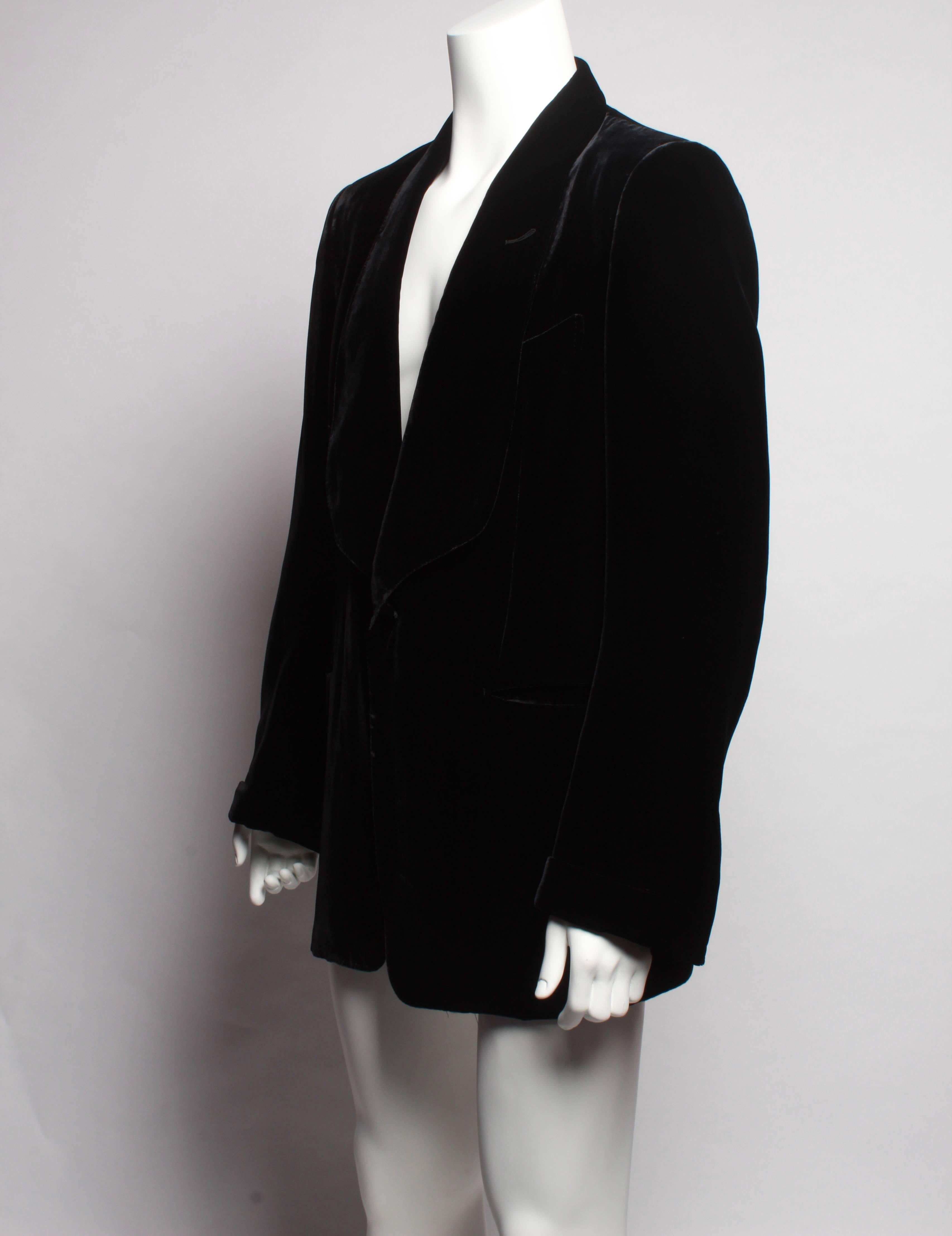 Stunning TOM FORD evening cocktail jacket in liquid silk velvet. In pristine condition this jacket has never been worn. The jacket features a beautiful large dinner collar, two outer pockets, still sewn and delightful back split.
Made in Switzerland