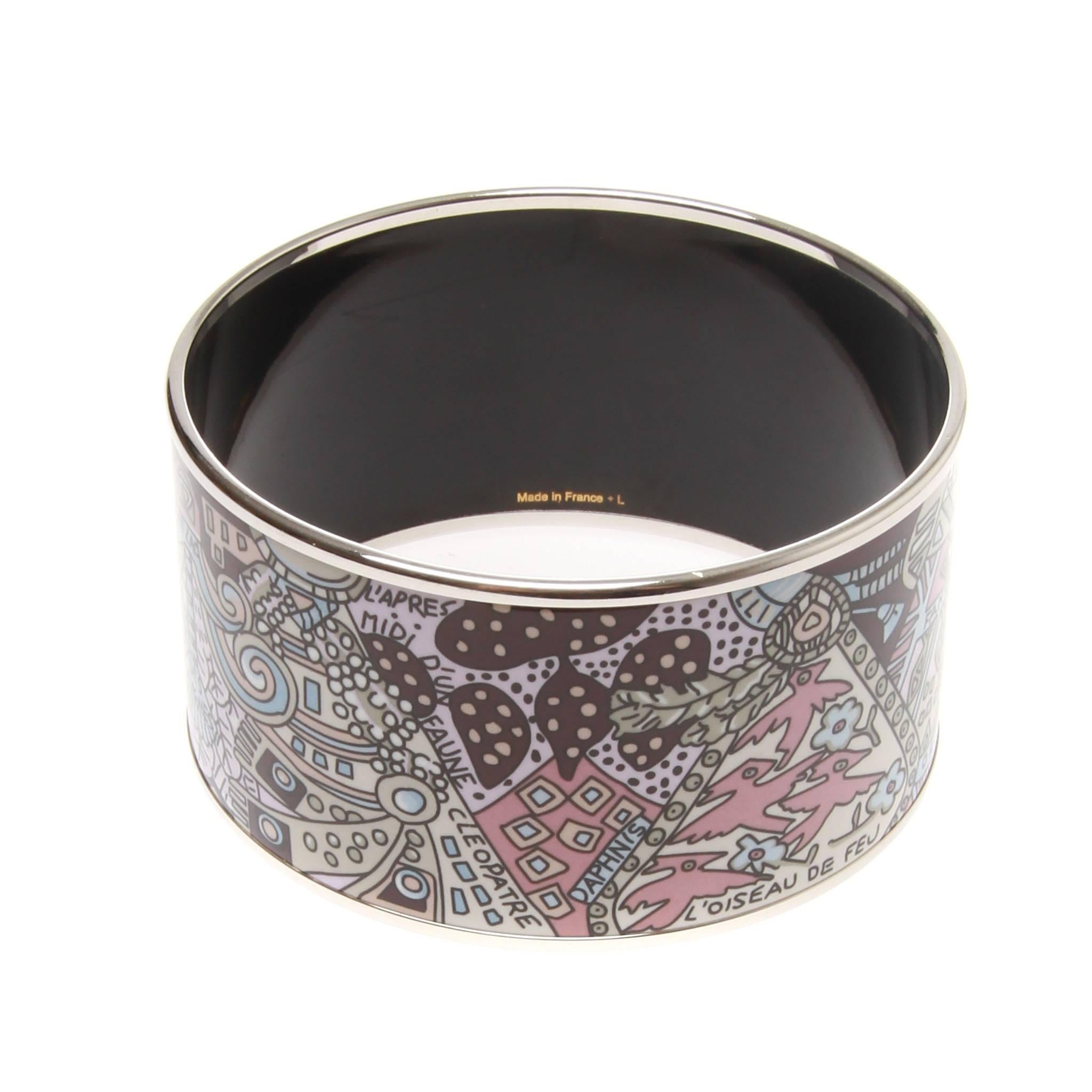 Hermes Extra Large Printed Enamel Cuff Bracelet
Timeless, Popular, Elegant.
A beautifully crafted Hermes extra large printed enamel bracelet.
Features gold plated trim and multiple print.
