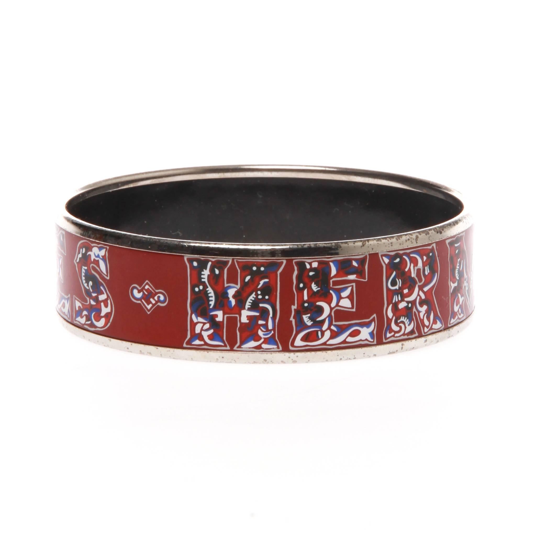 A collectable HERMES Vintage Cuff Bracelet.
Features red enamel with an iconic Hermes logo print.
Punctuate your look with this vintage HERMES enamel cuff bracelet made in Austria.
Pair it with a flowing gown, for an evening opulence.