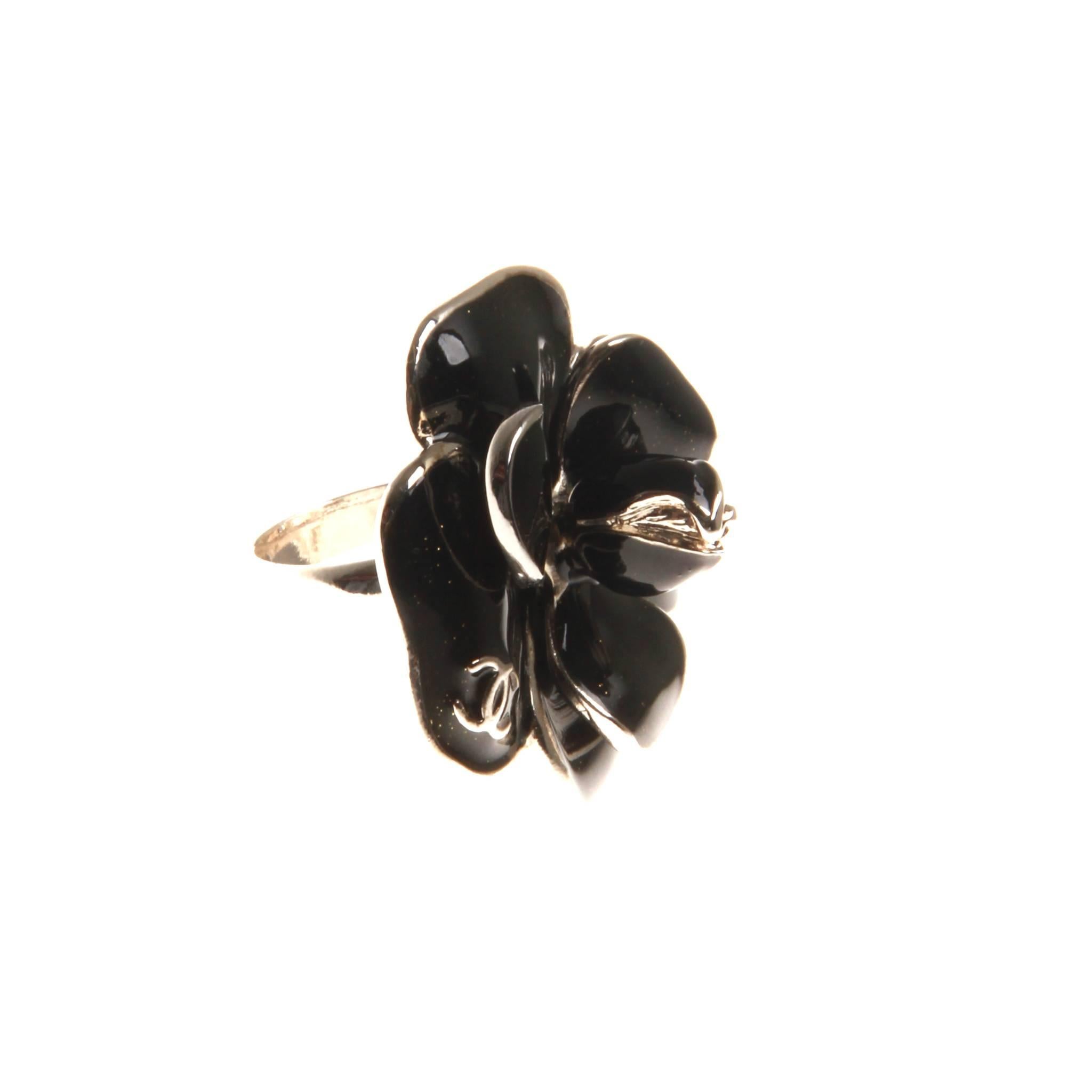 From the Spring 2009 Collection. Silver-tone Chanel Camellia cocktail ring featuring resin flowers and CC logo at flower motif.

Size US 7

Comes with box and jewellery pouch. 
