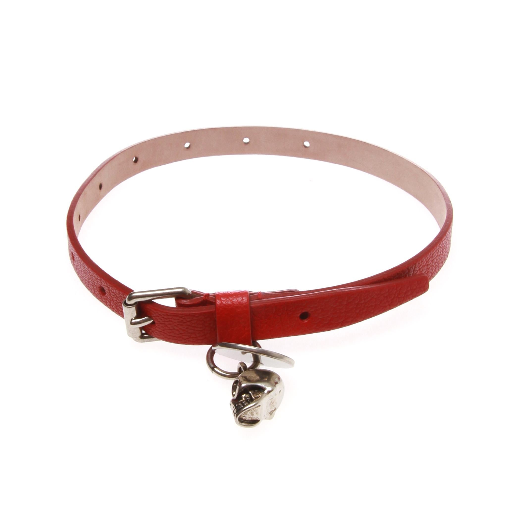 	
Alexander McQueen Skull Charm Bracelet
Featuring red colour leather and a silver tone skull charm. 
Fashion has no boundaries...
Closing/Opening: Buckle