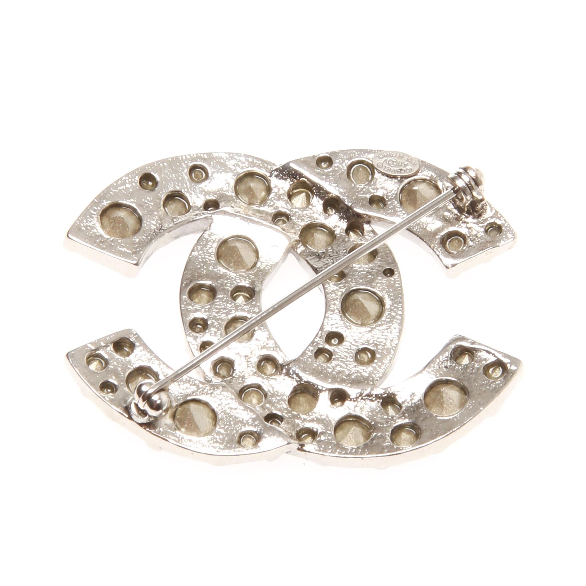 Chanel Iconic CC Logo Brooch
Classic, Iconic, Gorgeous.
An eye-catching brooch from Chanel you will not want to miss out on..
Colour: Clear and silver-tone
Closure/Opening: Roll needle
Production Year: 2011