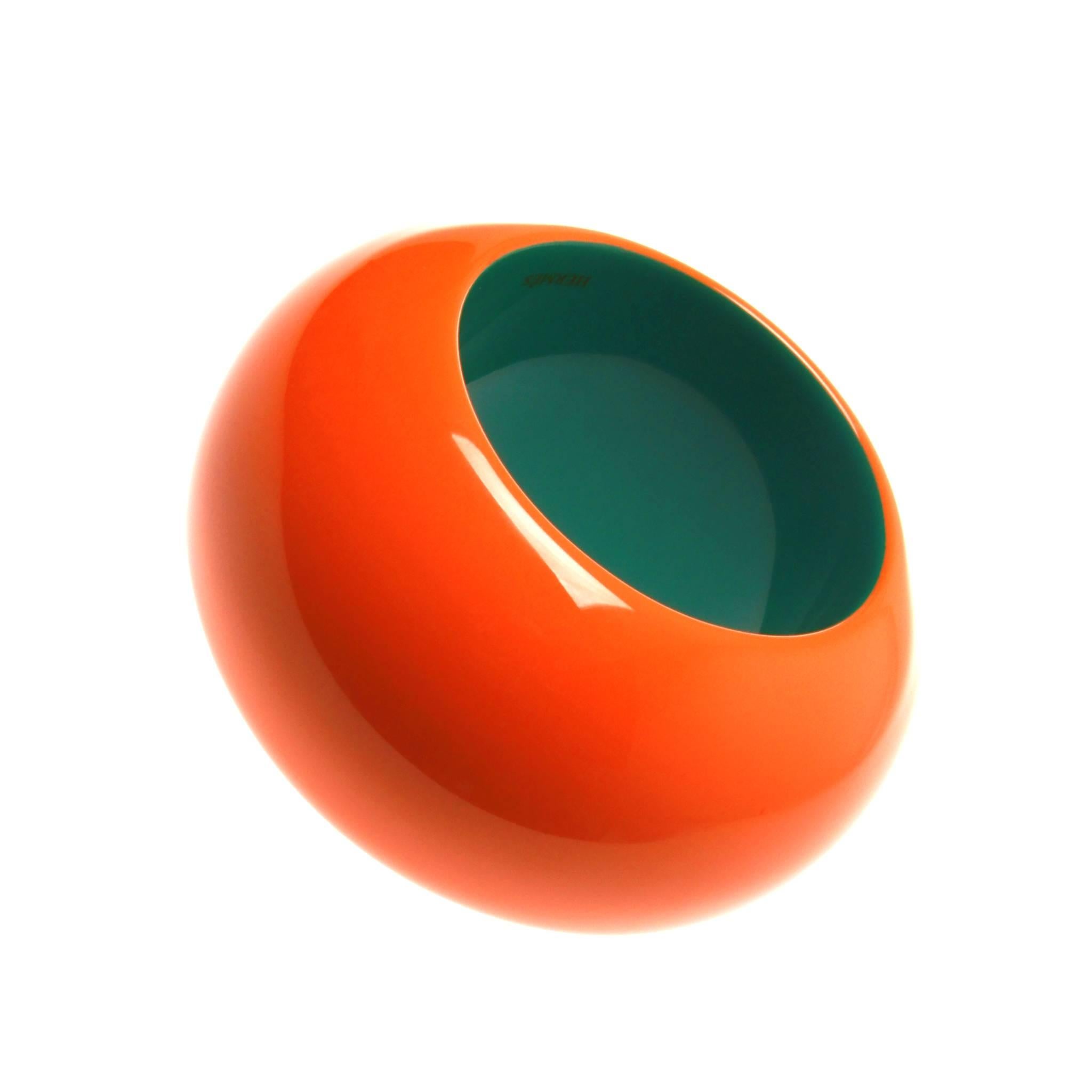 Classic Hermes orange and forest green Dune Bois Laque bangle. A beautiful and striking lacquered wood bracelet featuring an orange domed exterior and contrasting green interior. 

Interior is marked with Hermes, Made in Vietnam and S - denoting its