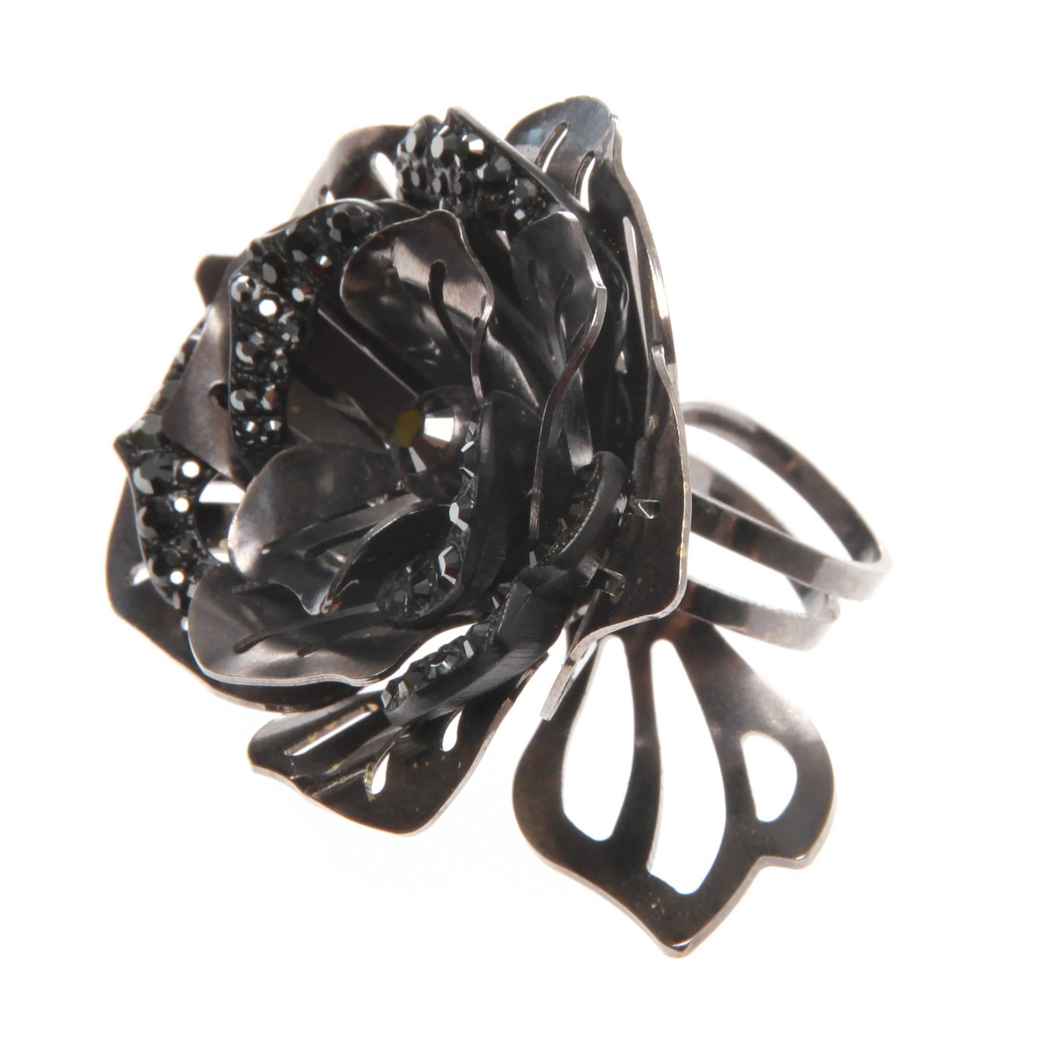 Lanvin crystal embellished flower ring of intricate gun metal work.A beautiful statement piece that is feminine and classic as well as modern. Stamped Lanvin/Paris/Made in France.  

Size 
US 6.5/UK M

Comes with authentic box.