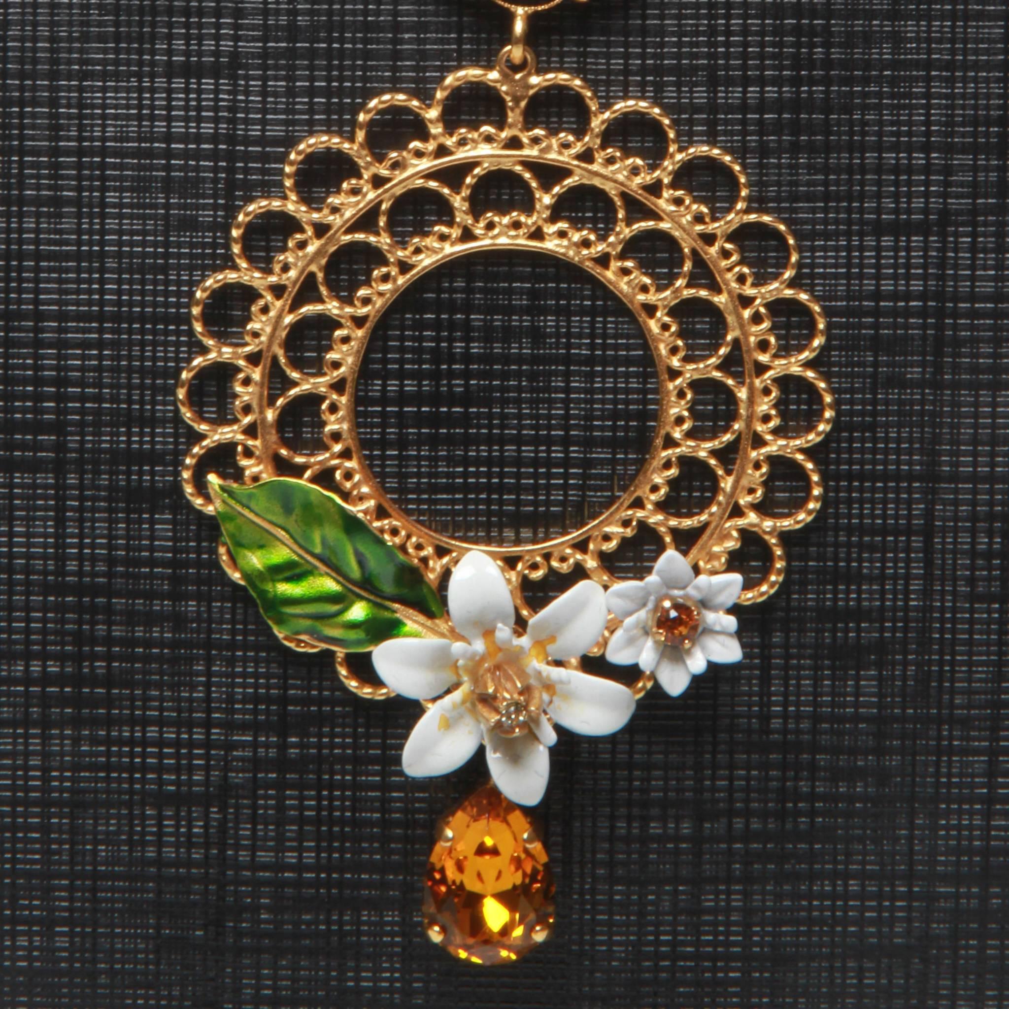 FINAL SALE
Madam Virtue & Co

Dainty Dolce and Gabbana gold-tone brass pendant necklace featuring an intricate mandala and floral design. Formed of brass with lacquered flowers and an apricot coloured droplet gem. This gem is repeated at the lobster