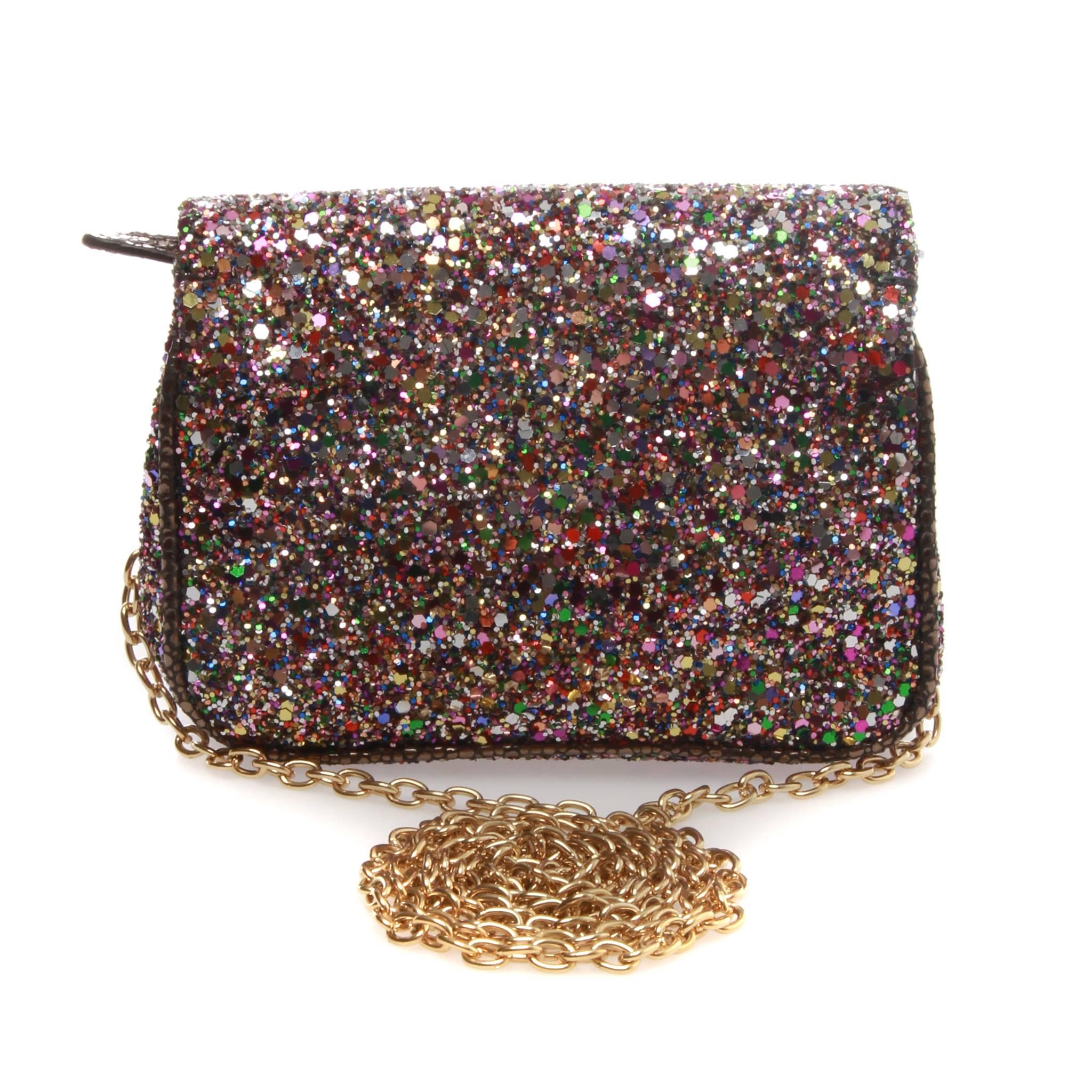 JIMMY CHOO Caro Glitter Clutch

Jimmy Choo's perfectly petite glitter clutch. 
Colourful sparkles and gold mesh detail lend an eye-catching note to cocktail dresses and evening gowns alike.
Removable chain-link shoulder strap. Gold-toned top zip,