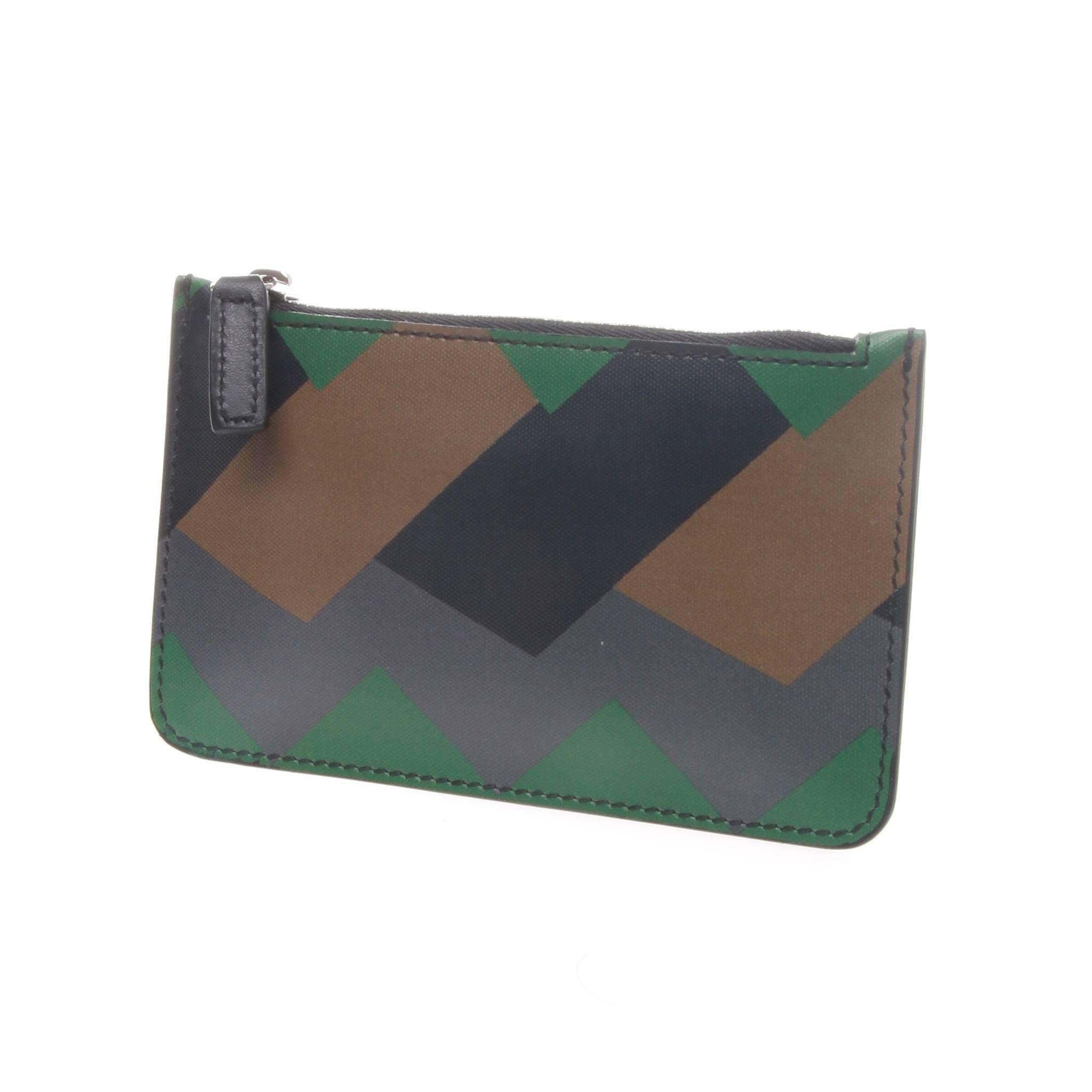 Geometric tonal grey, brown and green leather card and coin holder. Pocket sized and perfect for the essentials. 3 card slots at exterior side and a zip pocket with fabric lining. 

Comes with original and authentic box.