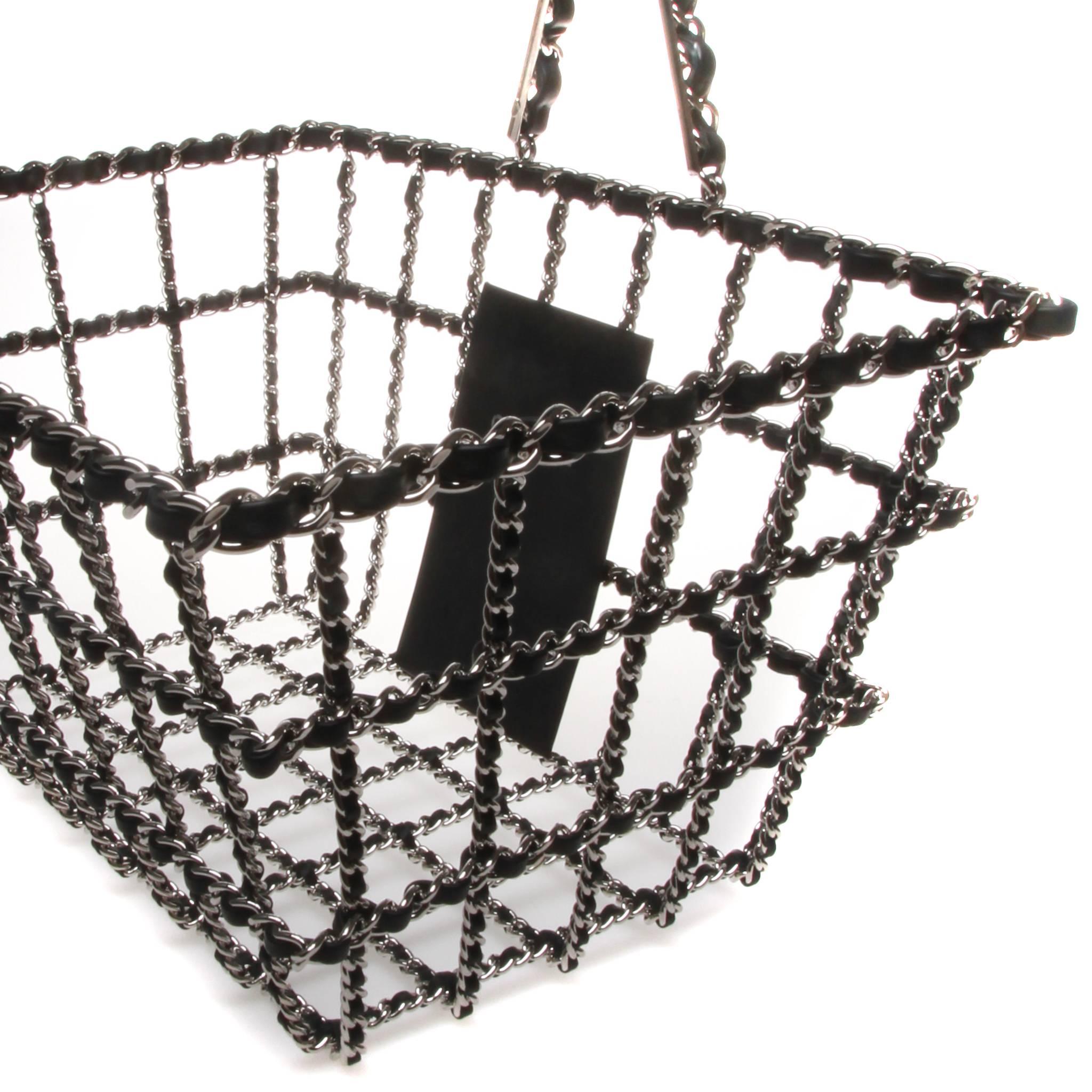 Featured in the Chanel RTW Fall 2014 show, based on the theme of the supermarket, this basket is a extravagantly novel collectable. 

Extremely rare!!

Made in 2014, Italy, with silver tone hardware. 
