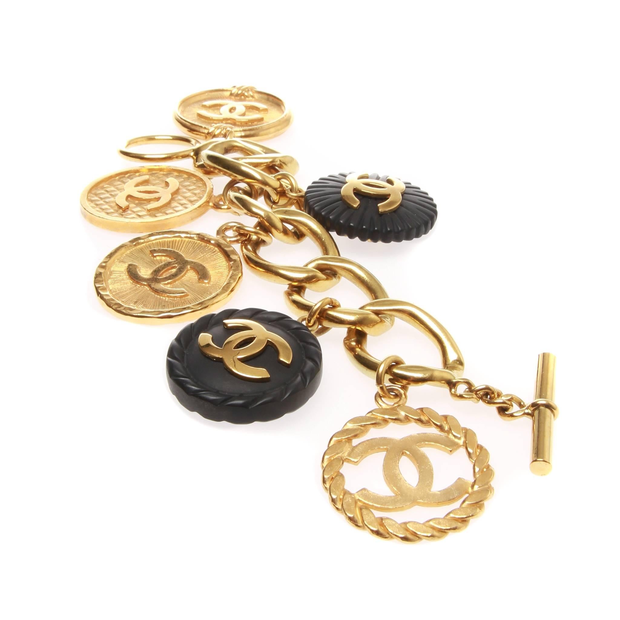 Rare 90's Vintage Chanel Iconic Interlocking CC Charm Bracelet

A stunning rare Chanel cuff featuring the iconic interlocking CC charms.

This piece features a thick and shiny chain of large gold-tone flattened oval links and six swaying charms that
