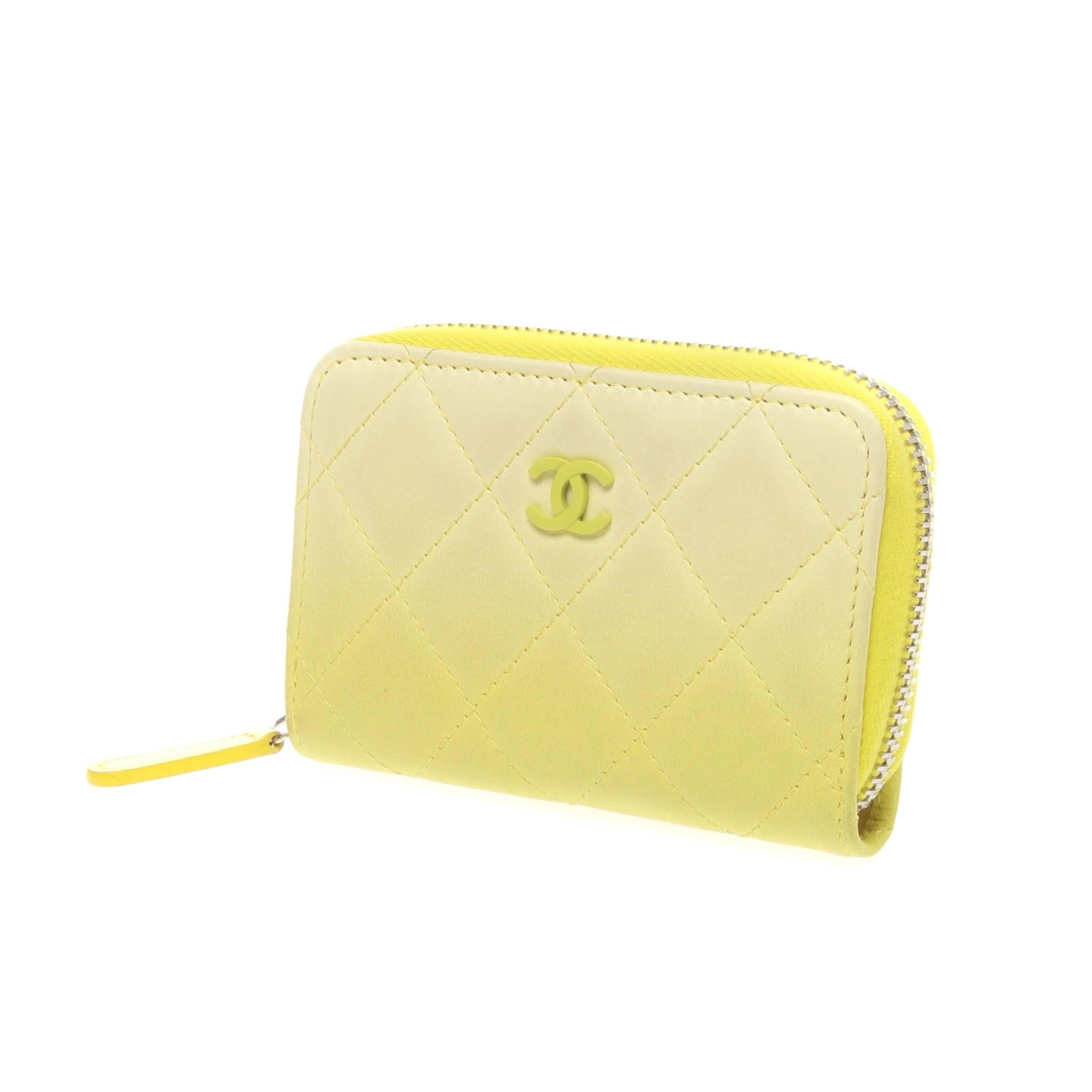 Chanel lambskin Matelasse coin purse
An eye-catching Chanel lambskin Matelasse coin purse.
It consists of three compartments which allow for good organisation of coins, notes and cards.
Highly recommended gift to Pamper yourself.
Features: Yellow