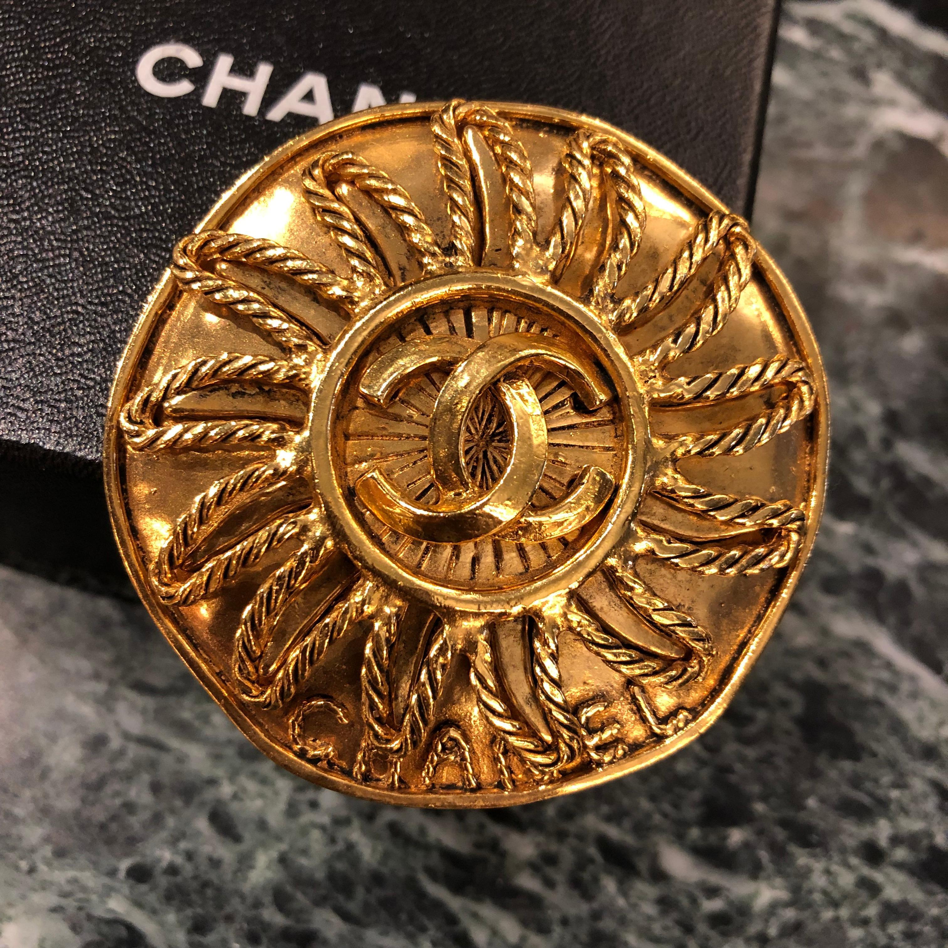 Chanel gold sun brooch with double CC In Good Condition In Melbourne, Victoria