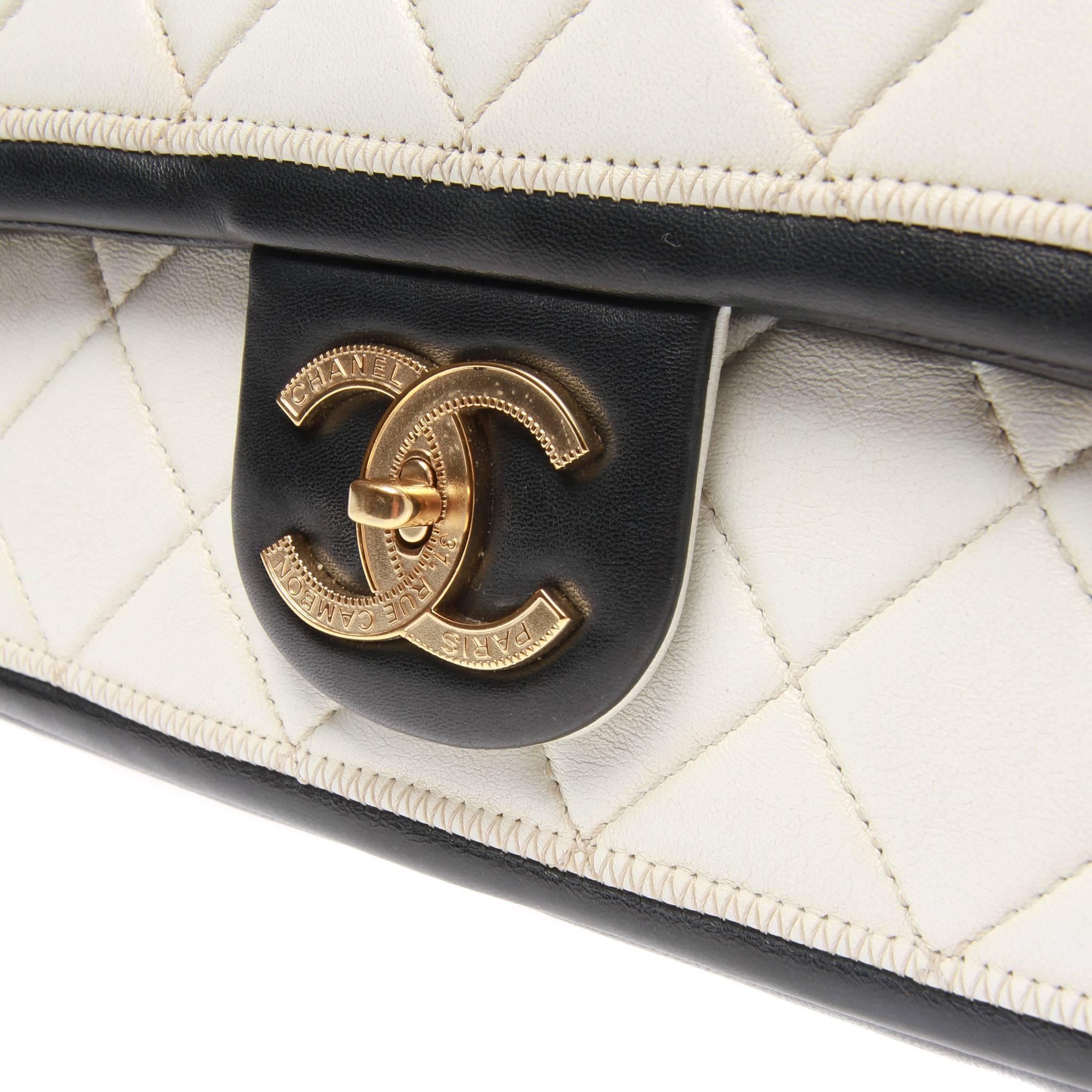 A fabulous classic lambskin caviar flap bag by CHANEL.
Intricately crafted with black and white quilted lambskin, flap with interlocking CC logo closure,
and features gold-tone chain-trimmed shoulder strap.