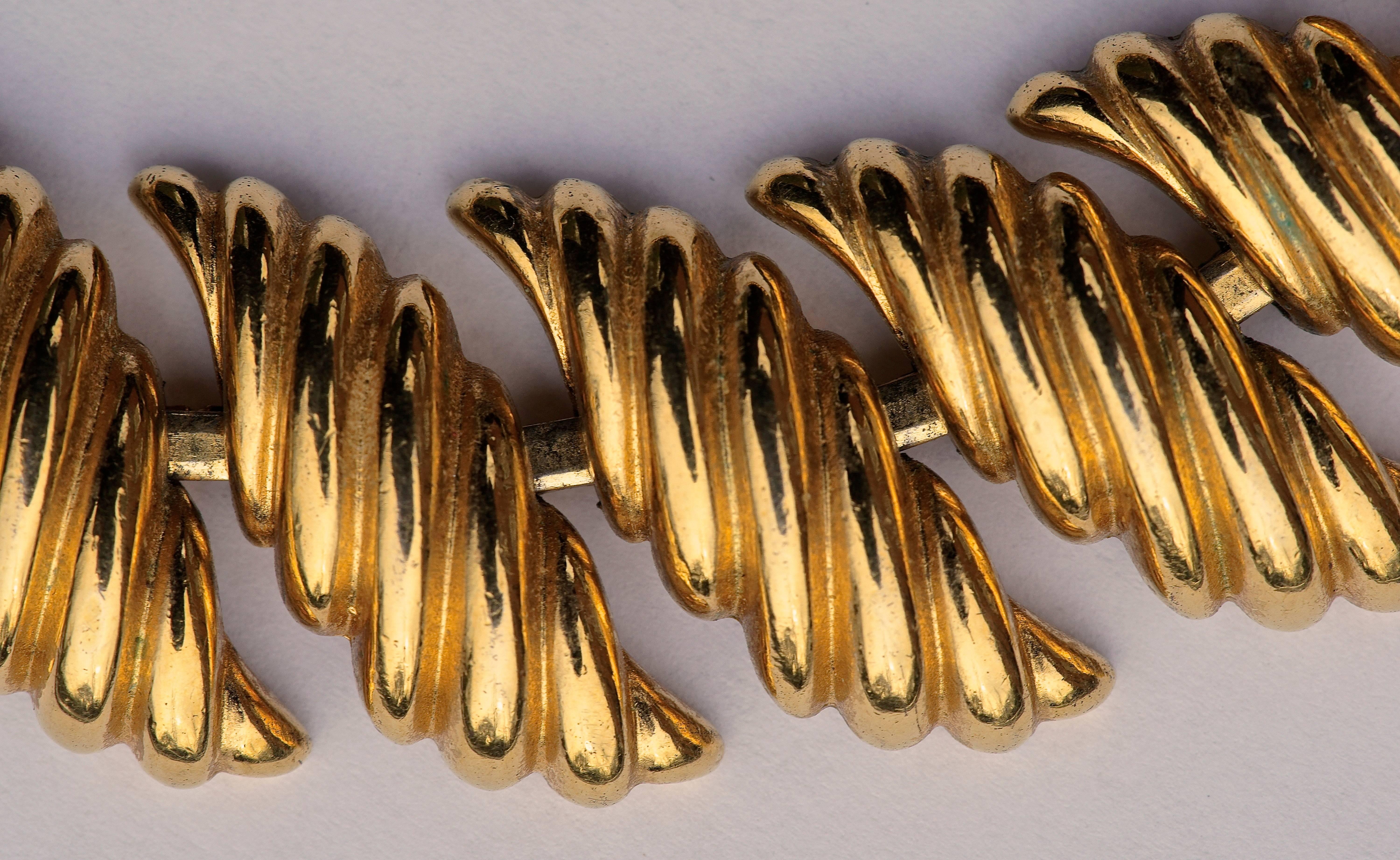 Napier Gold Plated Shiny Ridged Detail Link Statement Necklace circa 1980s In Good Condition In London, GB