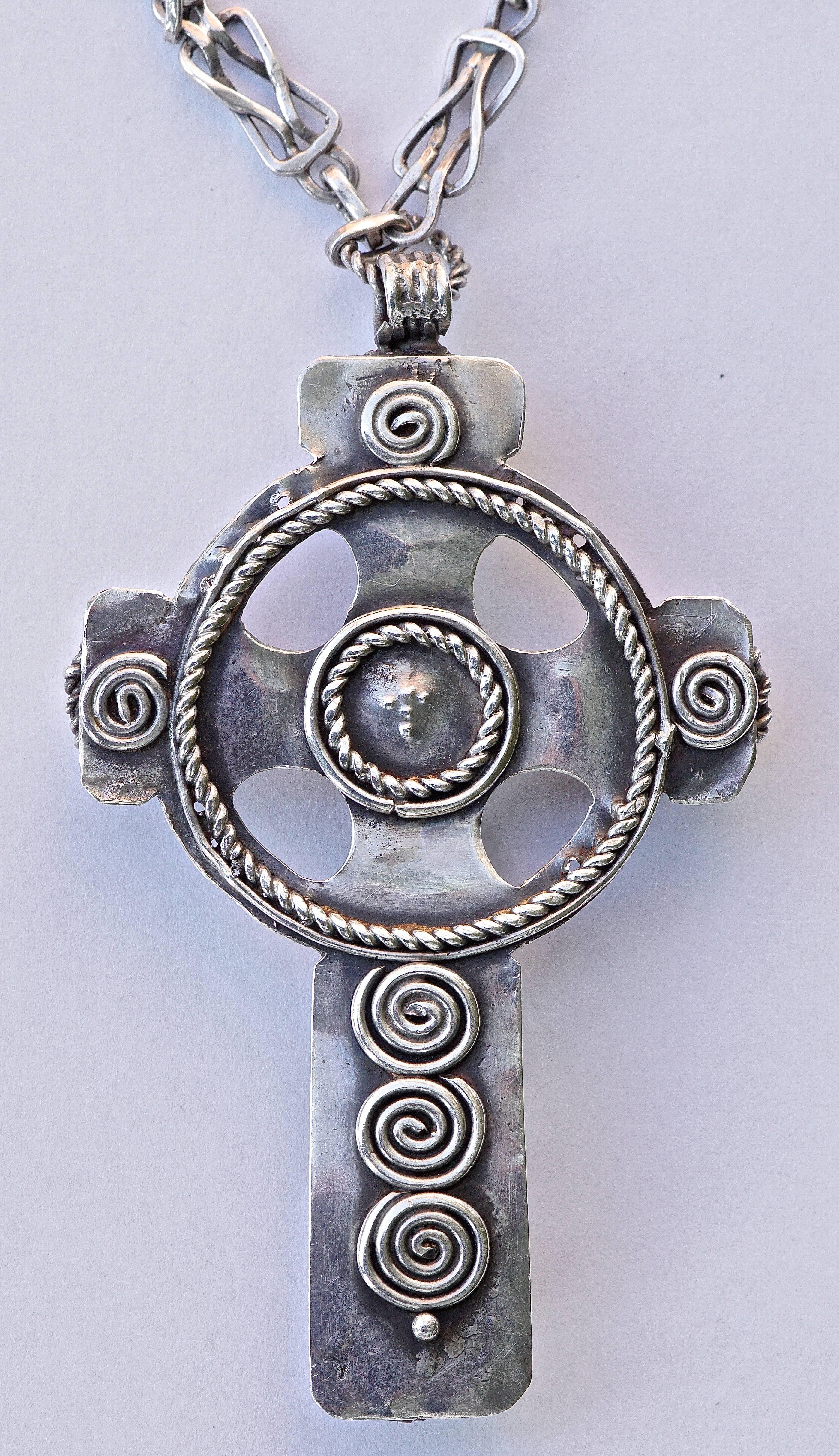Vintage Silver and Baroque Pearl Celtic Cross and Chain In Good Condition In London, GB