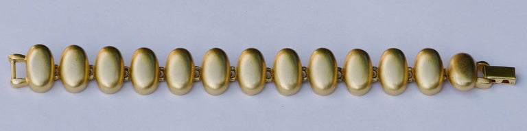 Monet beautiful brushed gold plated bracelet with oval links. Measuring length 18cm / 7.08 inches by width 1.8cm / .71 inch. The brushed design has a wonderful satin finish. Circa 1980s.

This is a quality vintage bracelet by American company