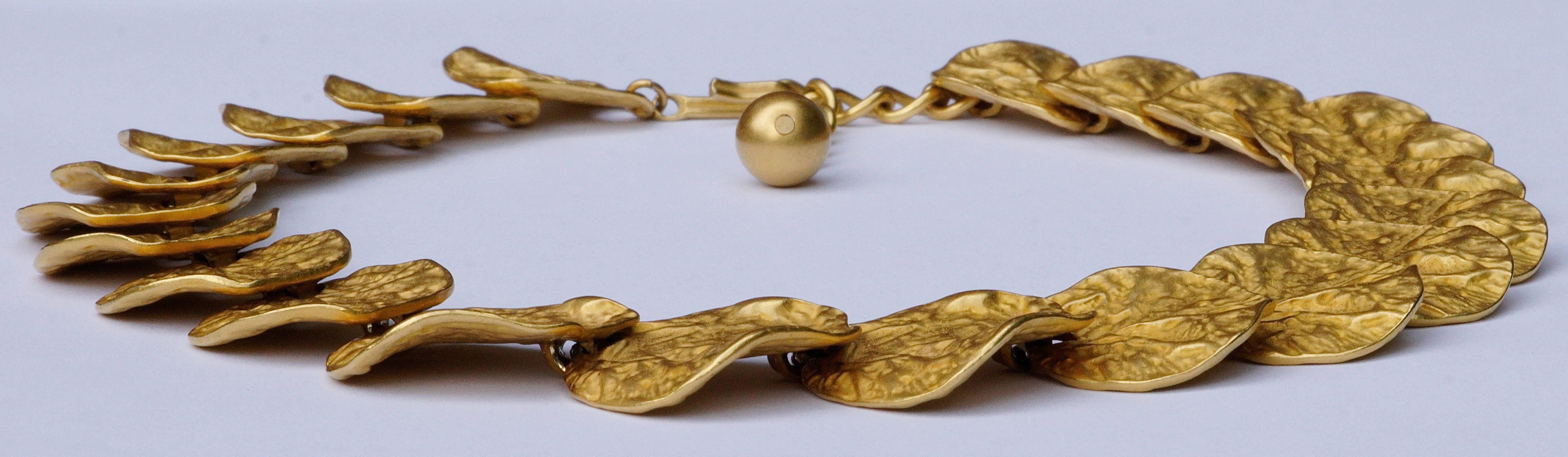 Quality 1990s gold plated necklace, featuring gingko leaves, by Kenneth Jay Lane. It is stamped KJL© China.
Measuring length 46cm, 18.11 inches, including the extension, and the leaves are approx. 2.2cm by 2.2cm, .86 inch by .86 inch.

This is a