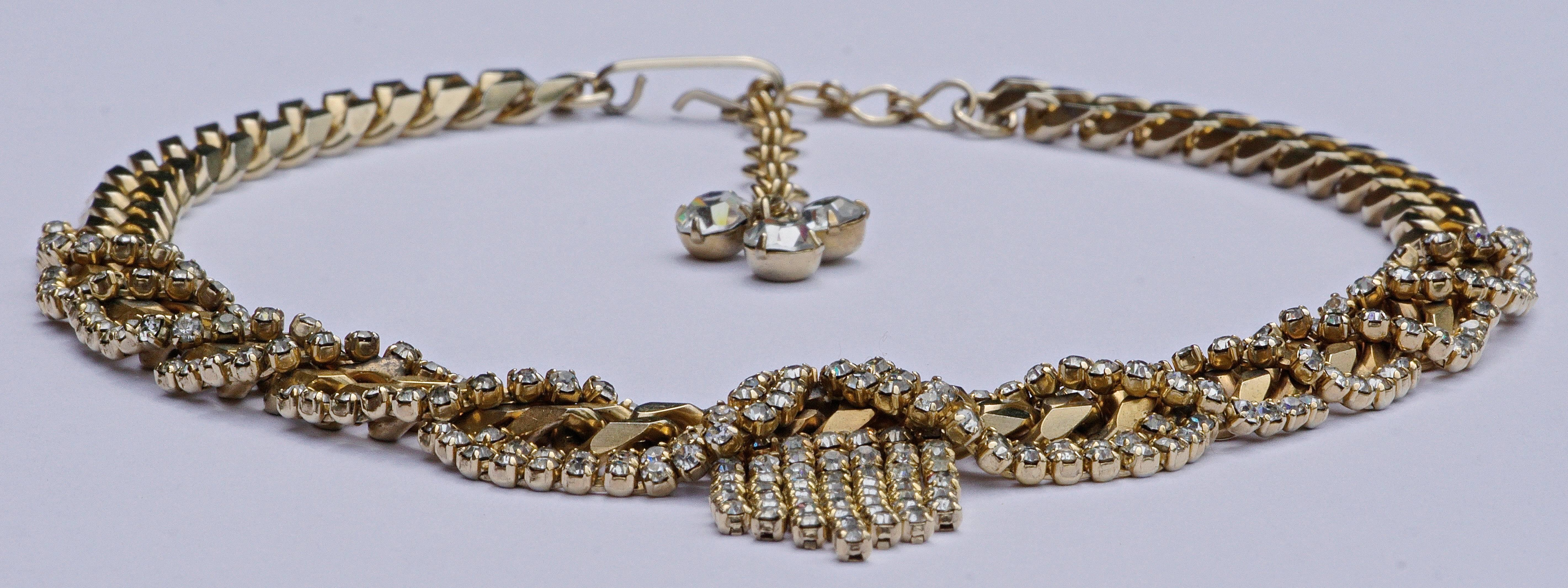 Hobe Vintage-Halskette mit goldfarbenen Gliedern und klarem Strass im Zustand „Gut“ in London, GB
