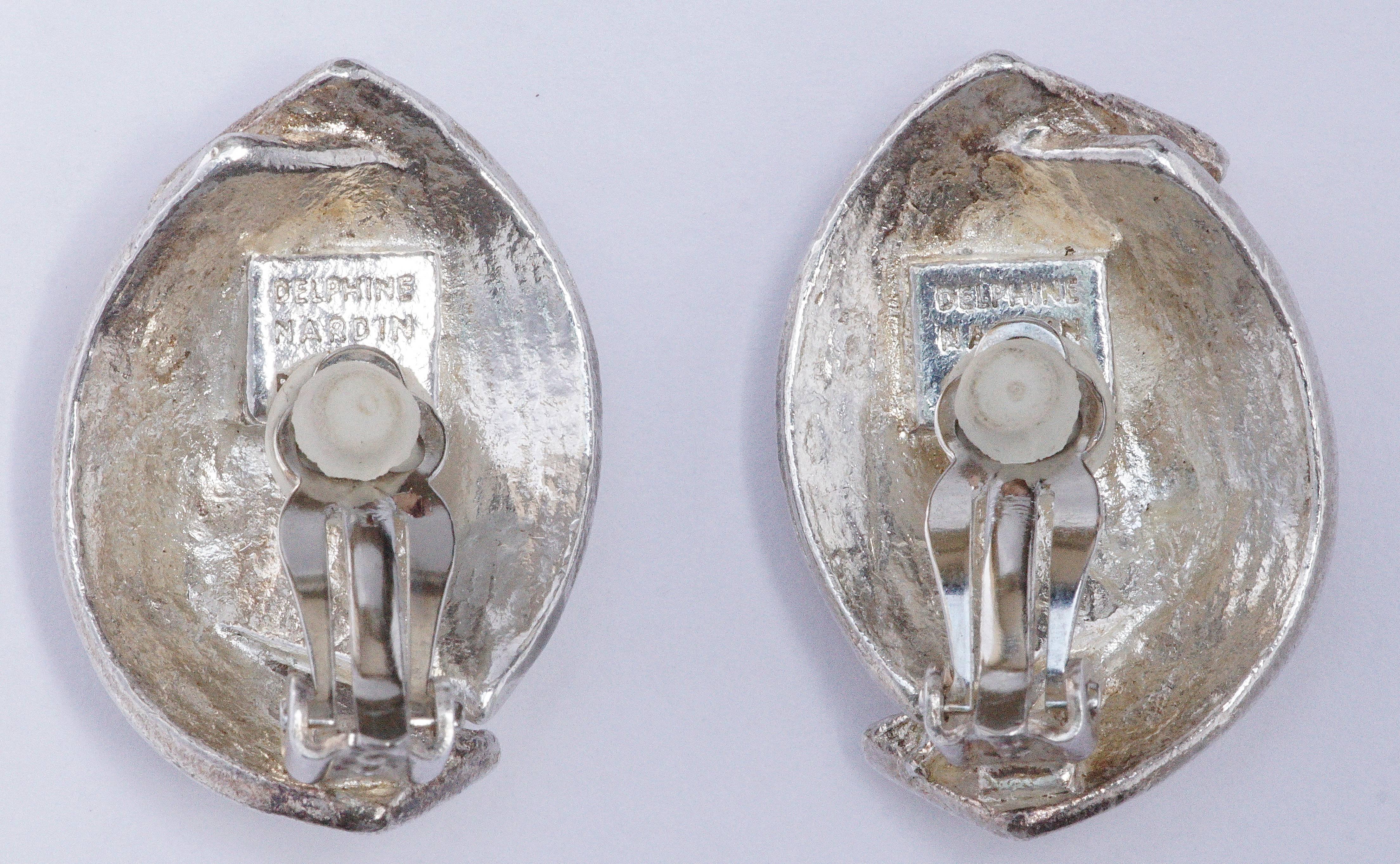 Delphine Nardin Paris silver plated clip on earrings with a lovely organic shape, and featuring a subtle textured surface. Measuring 2.9cm / 1.14 inches by 2cm / .79 inch. Circa 1980s.

This is a beautiful pair of stylish vintage earrings from