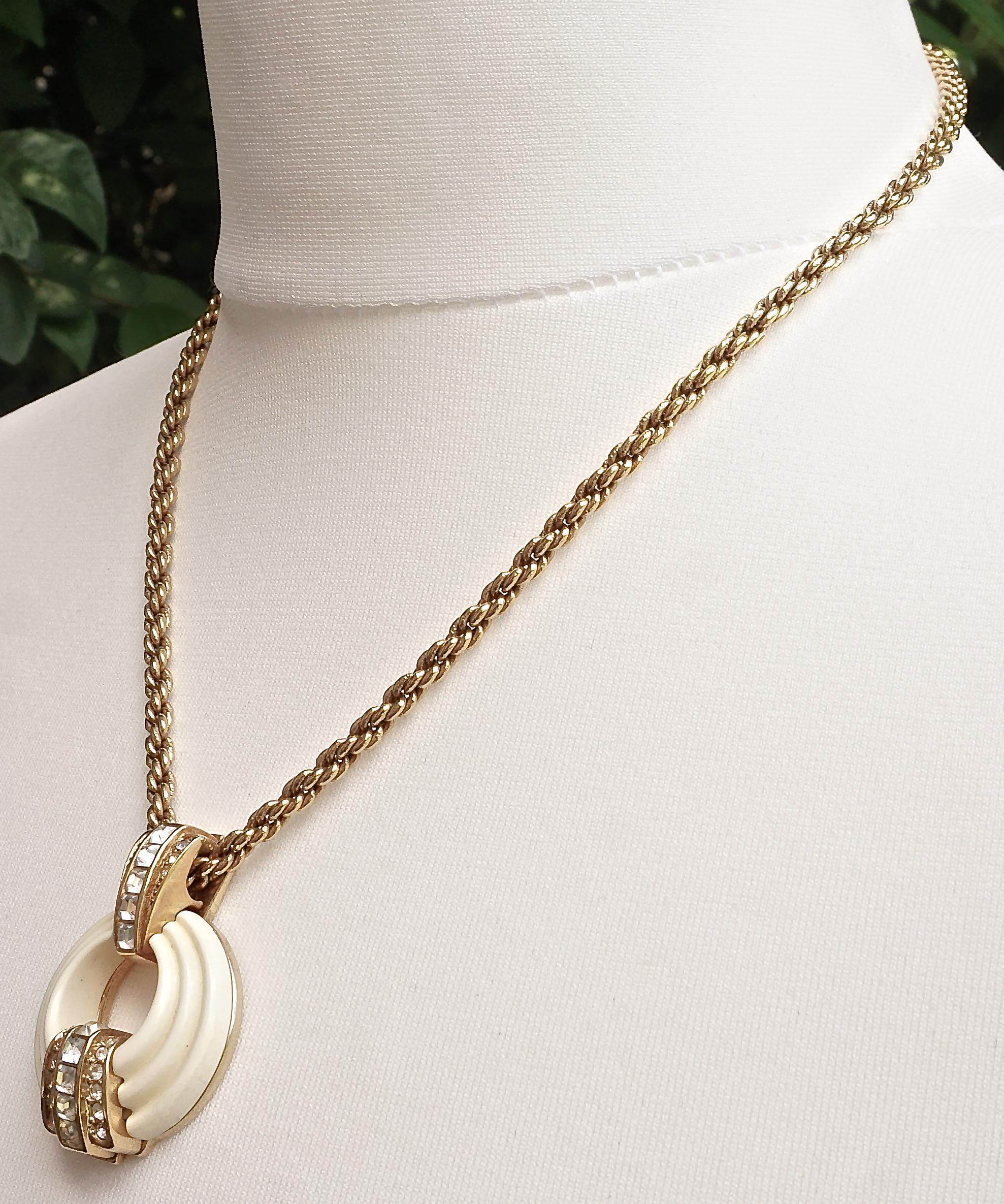 Grosse Gold Plated Link Necklace with a Round Cream and Rhinestone Pendant 1980s In Good Condition For Sale In London, GB