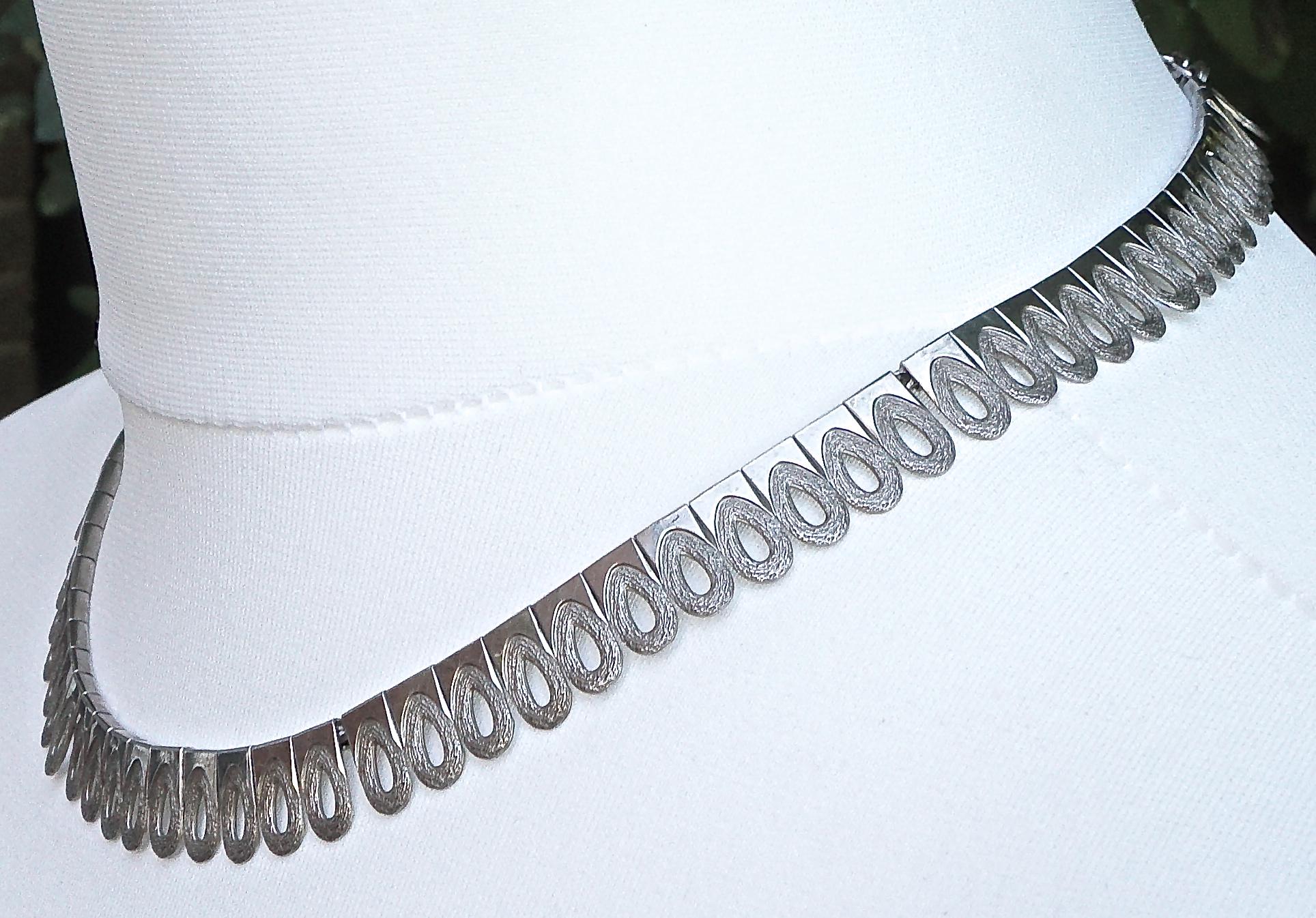 1970s Sterling Silver Shiny and Textured Oval Design Necklace, London import  1