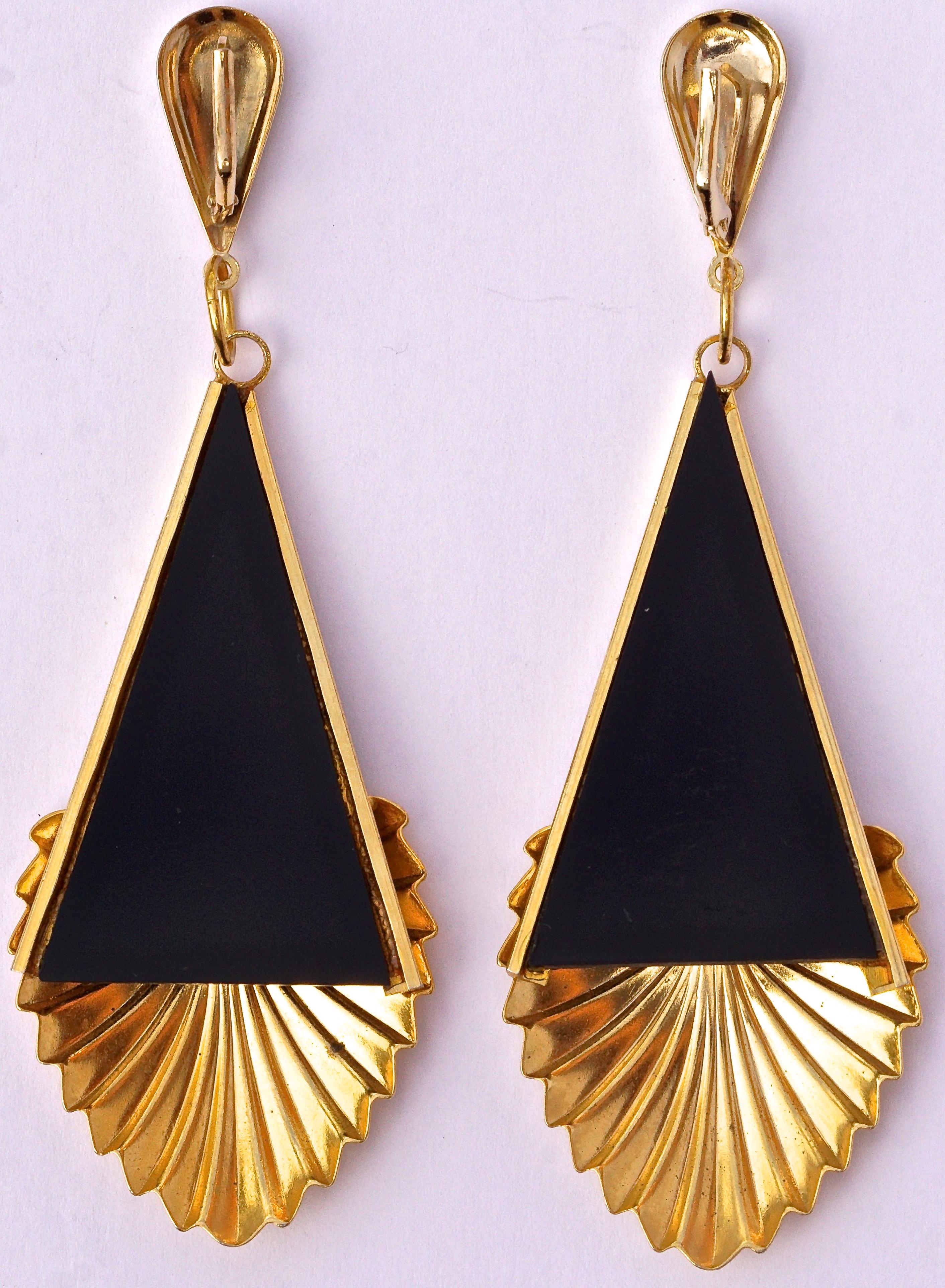 Spanish gold tone and black plastic drop earrings for pierced ears, featuring a lovely ridged shell design and faux damascene top. They are large, measuring length 9.2 cm / 3.62 inches by maximum width 3.1 cm / 1.22 inches.

These fashionable
