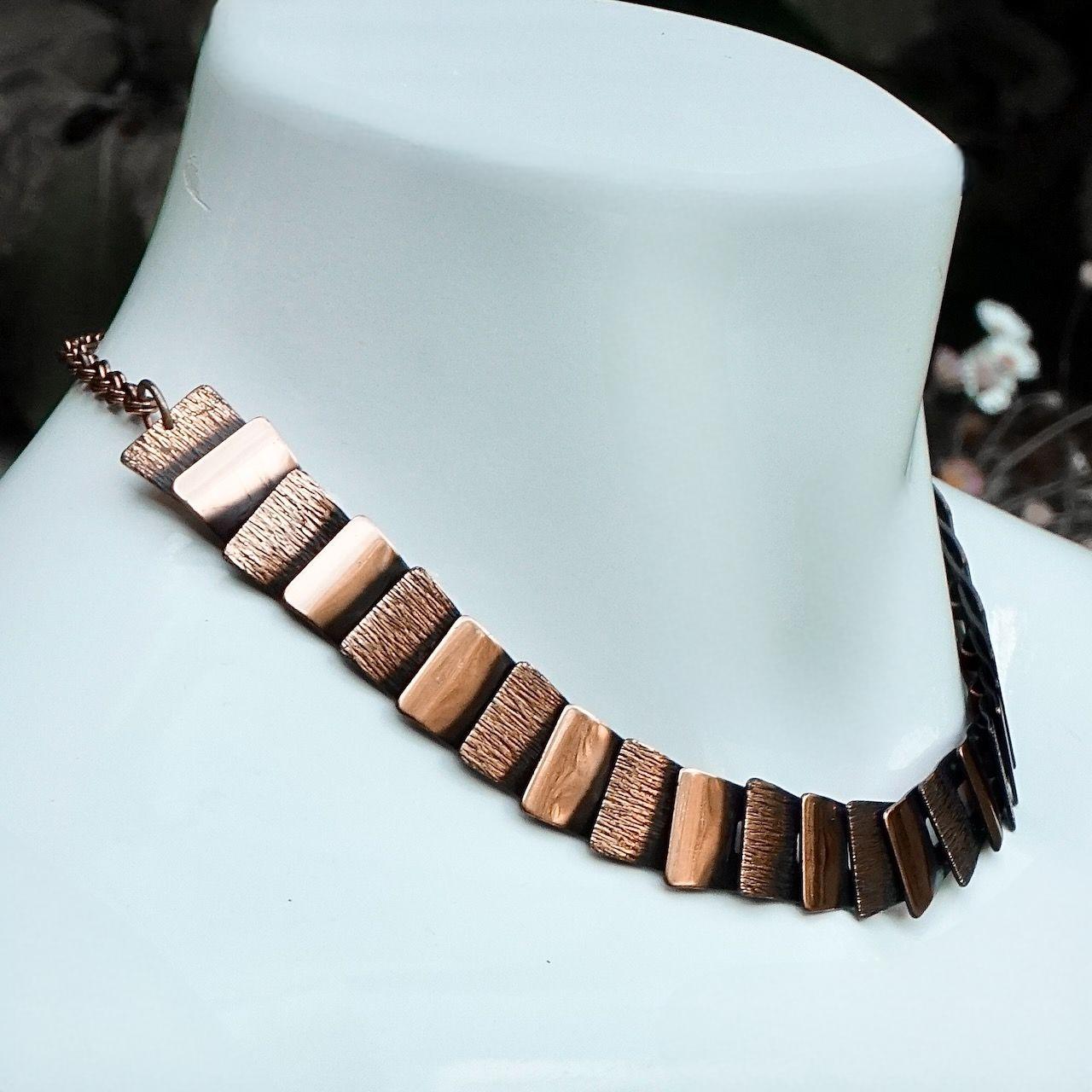 Juego de pendientes pulsera collar de eslabones de cobre texturizado y pulido de mediados de siglo en Bueno estado para la venta en London, GB