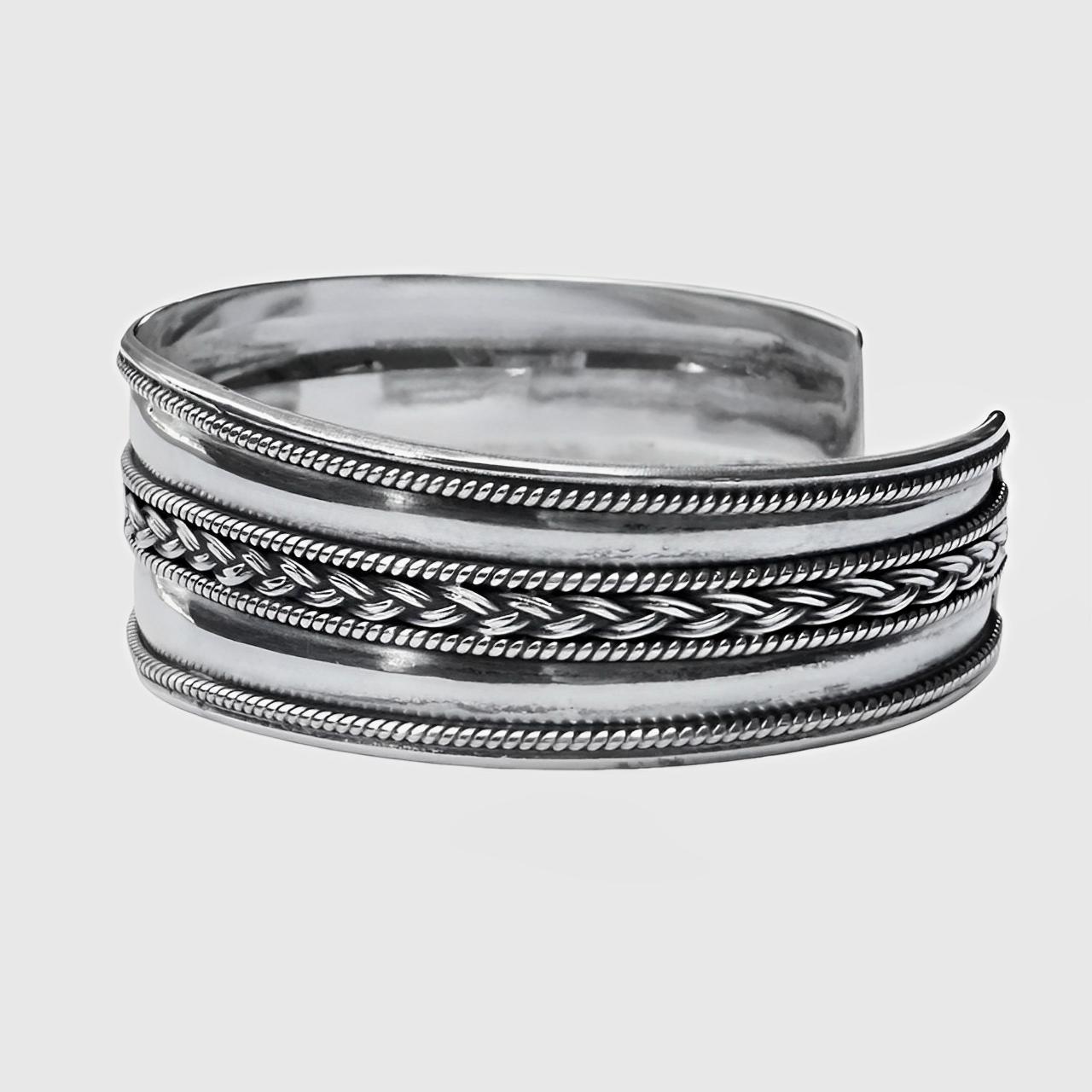 Lovely sterling silver rope twist and wheat design bangle bracelet.

The inside measurements are 6.2 cm / 2.44 inches by 5 cm / 1.9 inches, the bangle is adjustable. The width is graduated from the front 2.1 cm / .8 inch, to the back 1.5 cm / .6