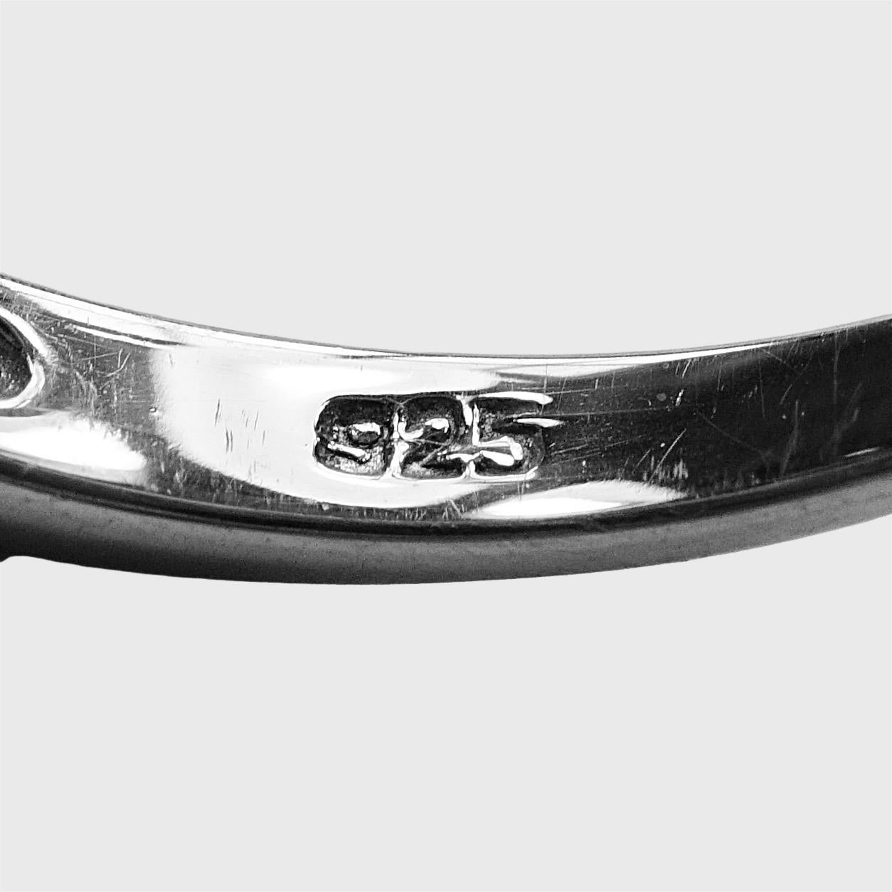 Taglio ovale Anello in argento sterling con zaffiro e topazio blu e zirconi 1990s in vendita