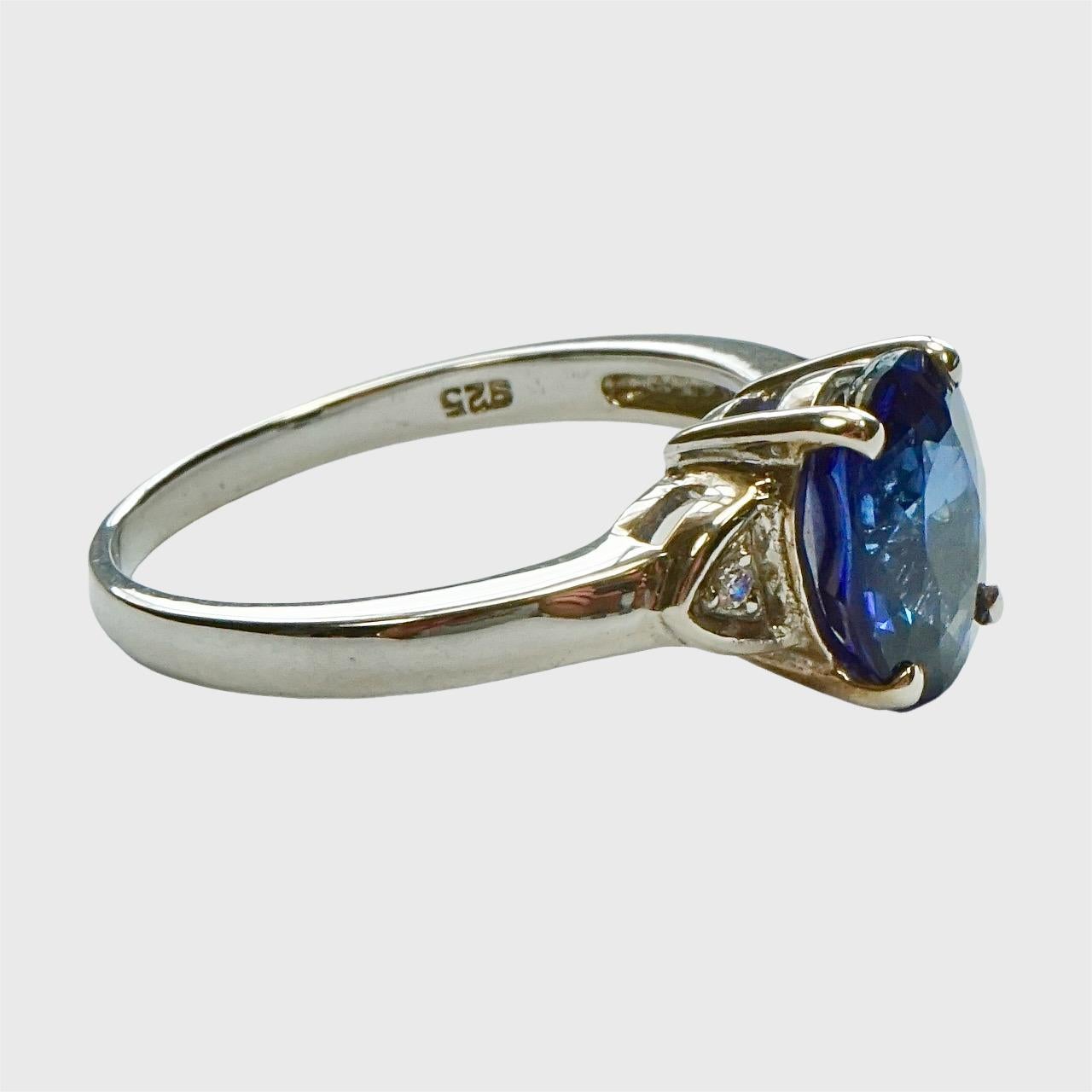 Bellissimo anello da abito in argento sterling placcato in rodio, con incastonato un grazioso topazio blu zaffiro e spalle di zirconi. Il topazio è stato trattato termicamente.

Misura dell'anello UK M / US 6, diametro interno 1,75 cm / .68 pollici.