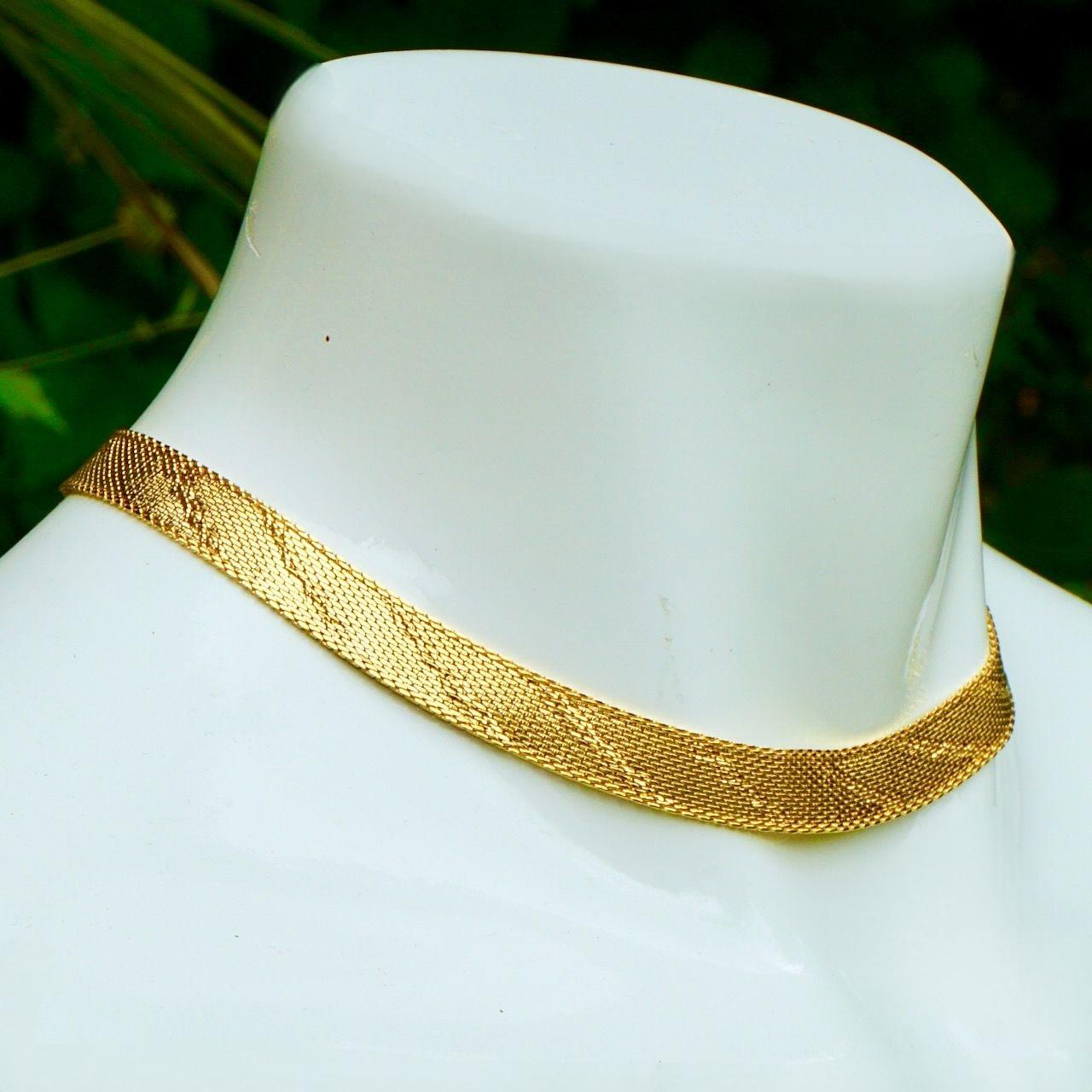 Néo-égyptien Collier texturé en plaqué or de style Revive égyptien circa 1980 en vente