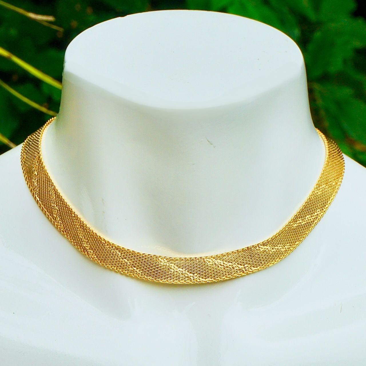 Magnifique collier en maille texturée plaquée or, avec un motif de lignes brillantes contrastées. Le collier est en très bon état.

Longueur approximative de 34 cm / 13,38 pouces plus une chaîne d'extension de 5 cm / 2 pouces, pour une largeur de 1