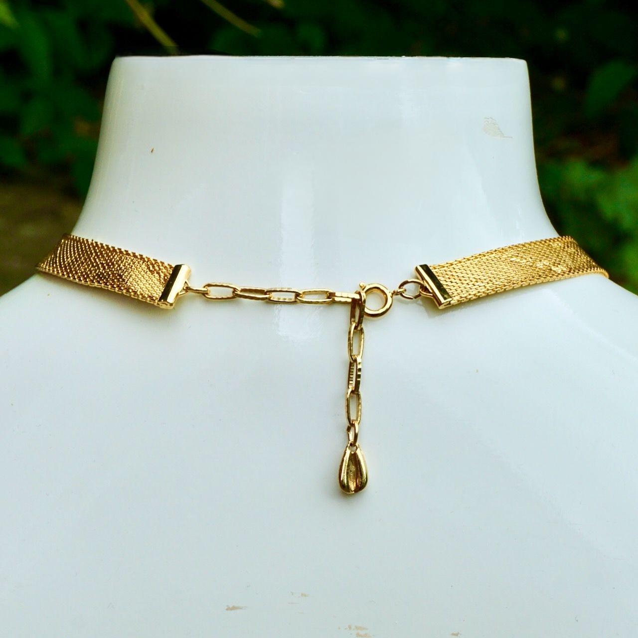 Collier texturé en plaqué or de style Revive égyptien circa 1980 Bon état - En vente à London, GB
