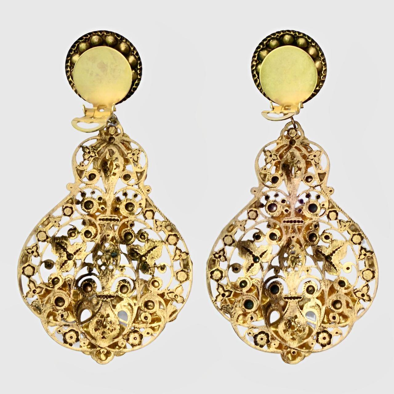 Orecchini a goccia ornati con strass placcati in oro neri Parigi in vendita 1