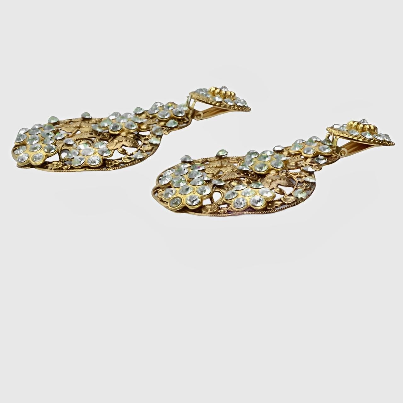 Orecchini a goccia ornati con strass placcati in oro neri Parigi in vendita 2