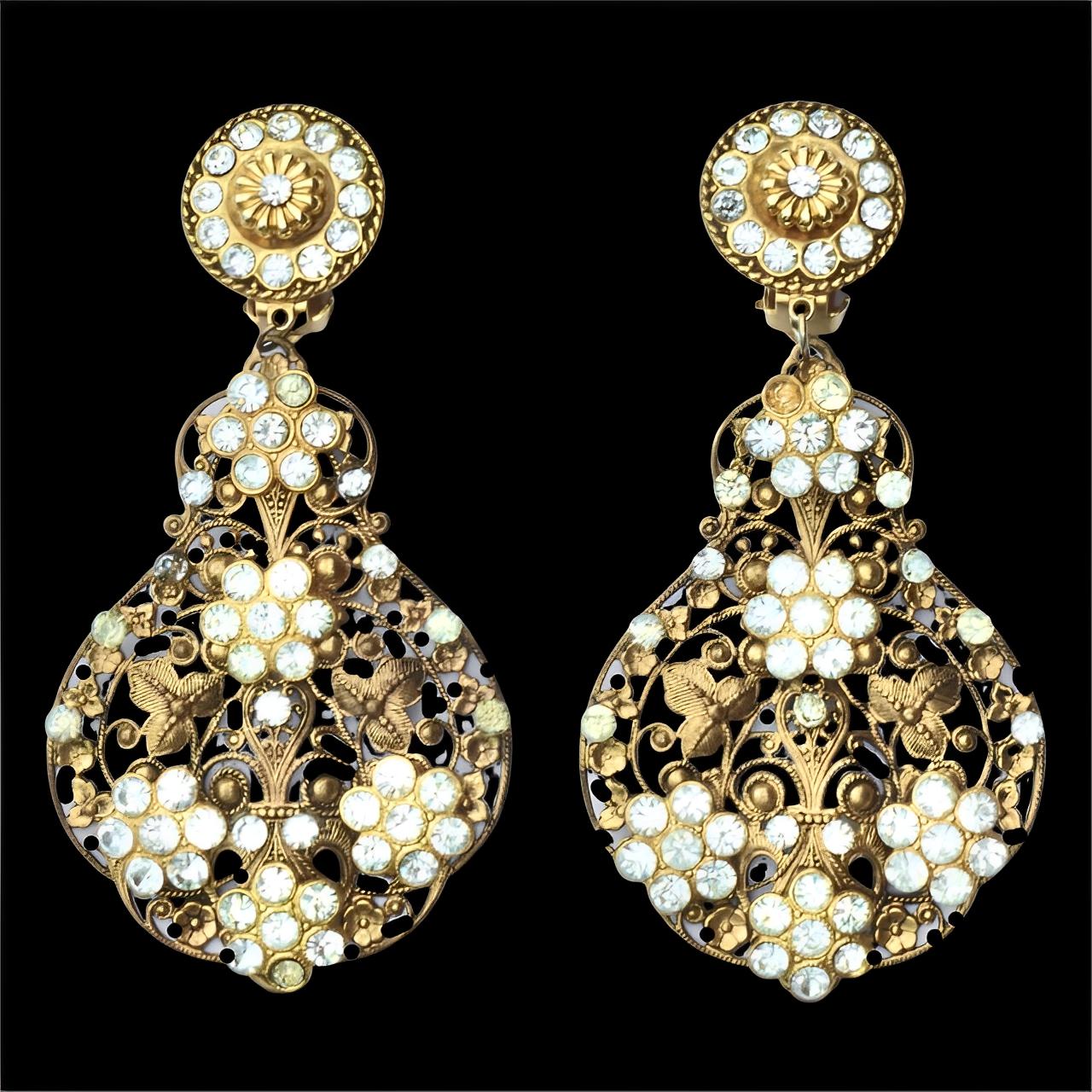Orecchini a goccia ornati con strass placcati in oro neri Parigi in vendita 3