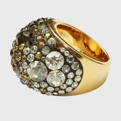 Anello da cocktail Swarovski a cupola placcato oro con cristalli multicolori in pavé