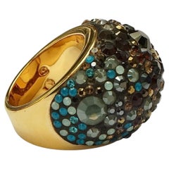 Anello da cocktail Swarovski a cupola placcato oro con cristalli multicolori in pavé