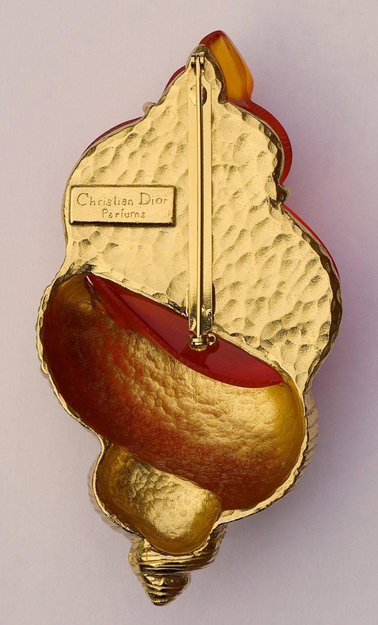 Christian Dior large shell brooch in gold tone and burnt orange moulded resin, stamped Christian Dior Parfums. Measuring length 9.8cm / 3.85 inches by 4.8cm / 1.89 inches. There is also a jump ring to use the shell as a pendant. This fabulous brooch