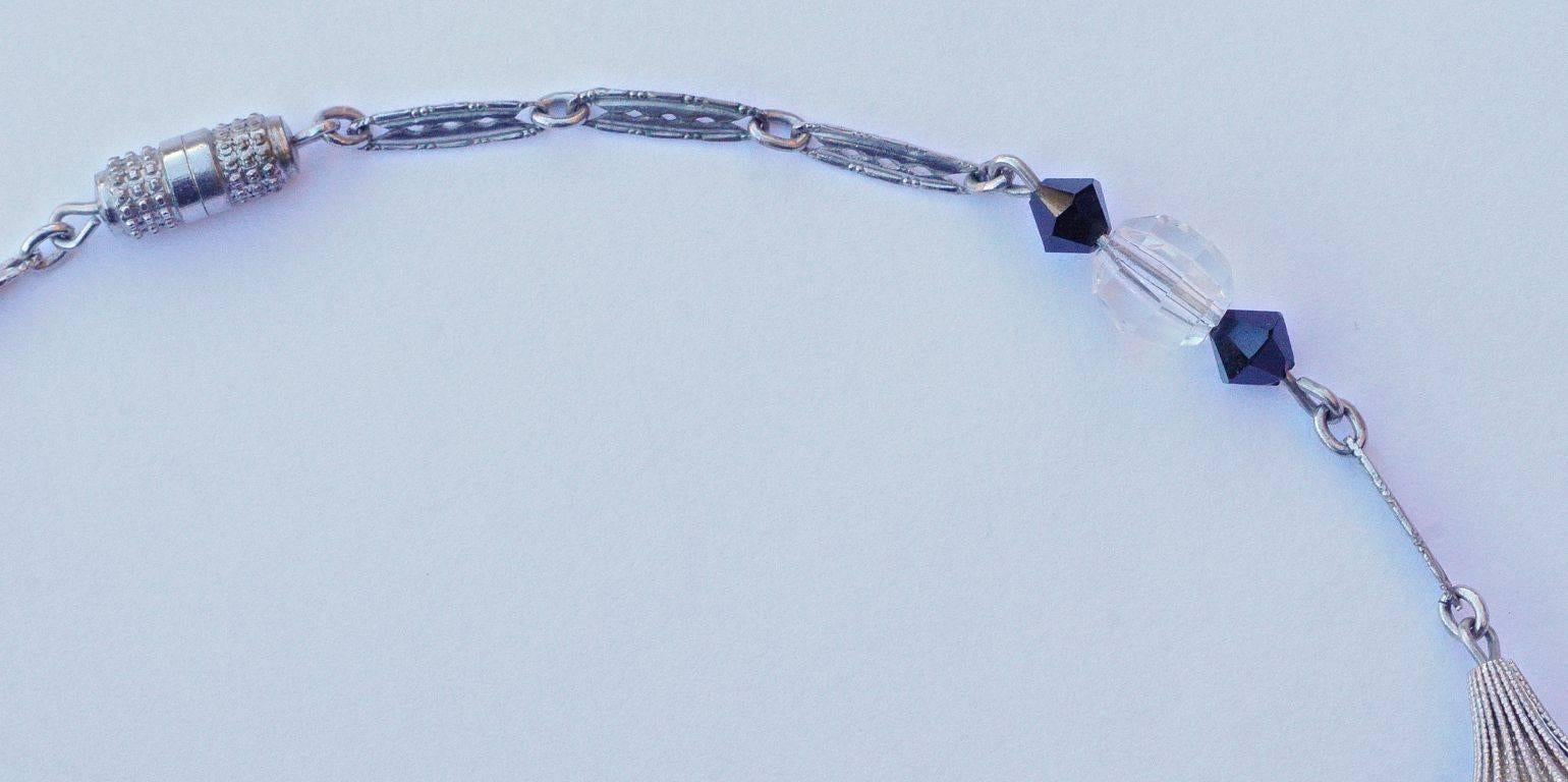 Silberfarbene Art-Déco-Halskette mit facettierten klaren und schwarzen Perlen im Zustand „Gut“ im Angebot in London, GB