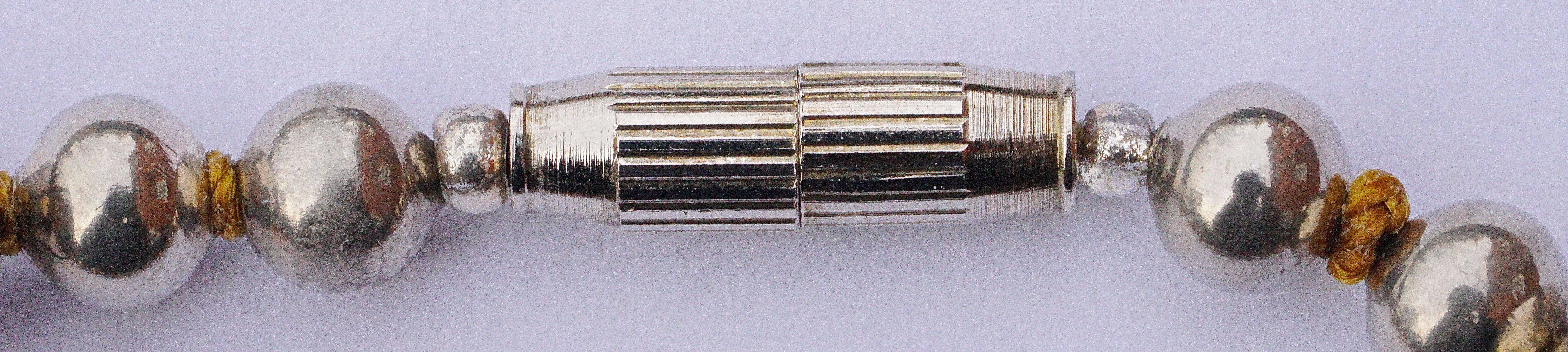 Art-déco-Perlenkette aus Chrom und facettiertem Bernsteinglas, um 1930 (Art déco) im Angebot