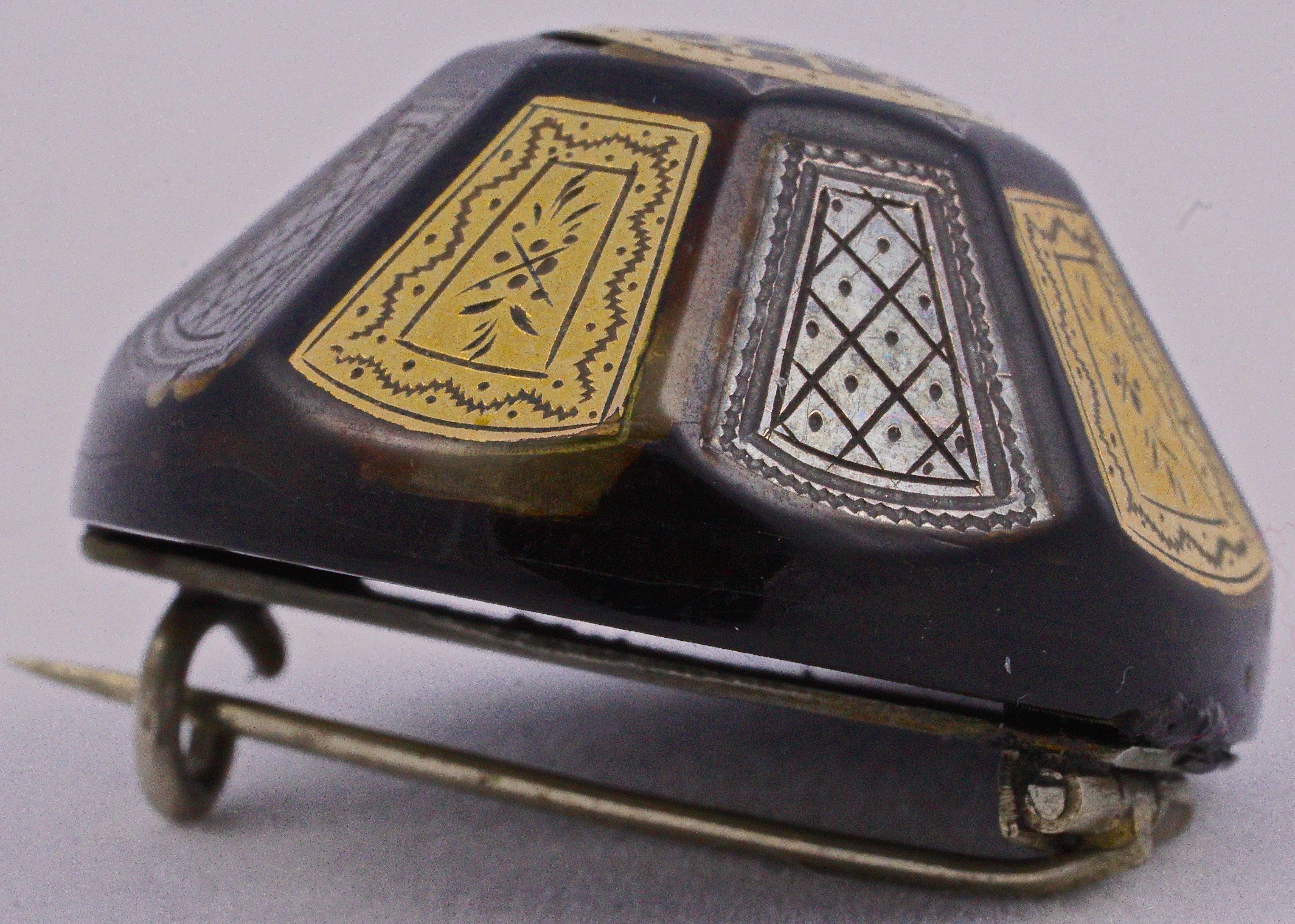 Broche victorienne ancienne en écaille de tortue avec piqué d'or et d'argent Bon état - En vente à London, GB