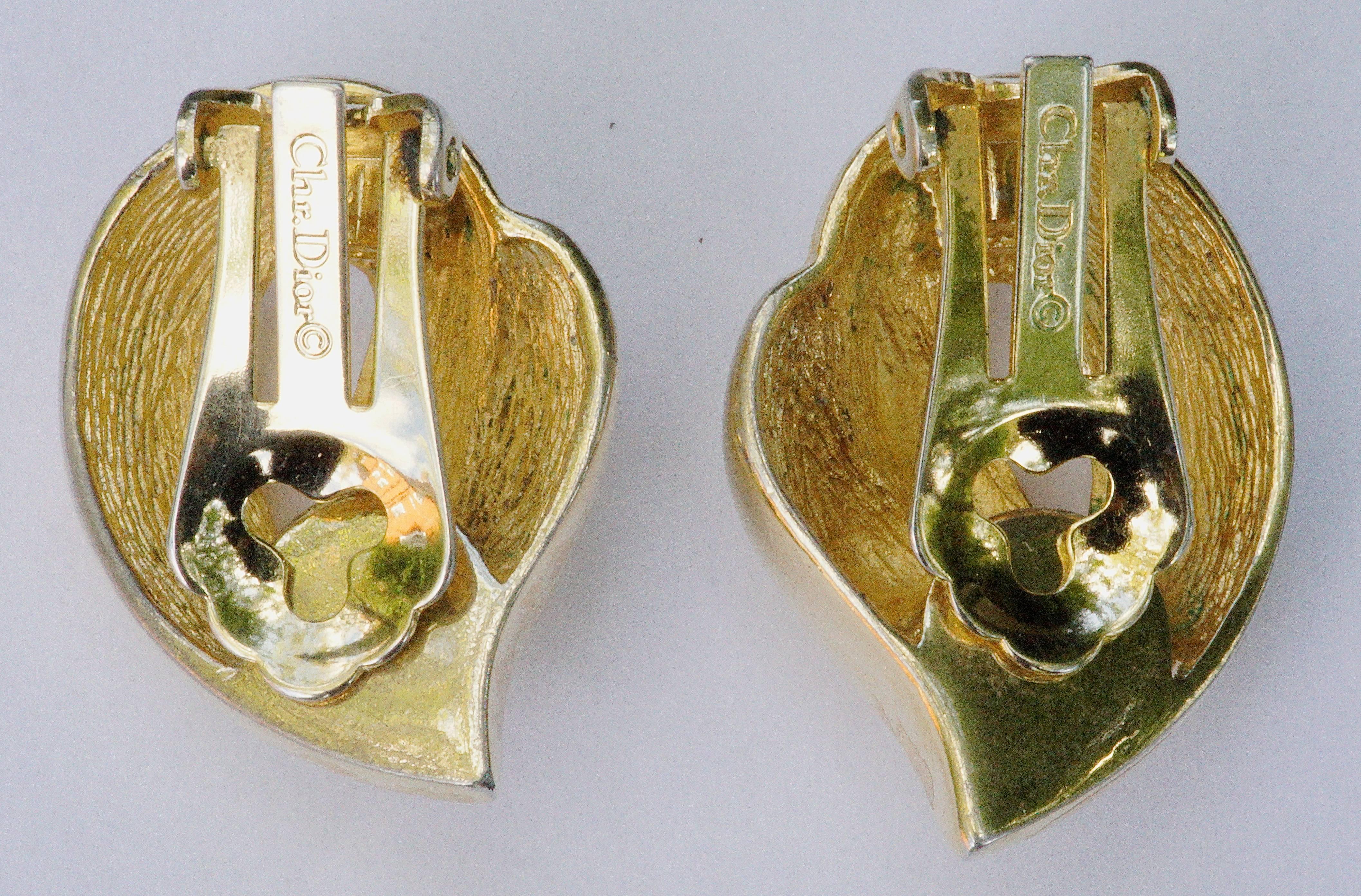 Christian Dior gold plated clip on earrings, stamped Chr.Dior©. Measuring 2.5cm, .98 inch, by max. 1.8cm, .71 inch.
Circa 1980s, these are classic vintage earrings from the couture house of Christian Dior!

In 1946 Christian Dior opened 'Maison