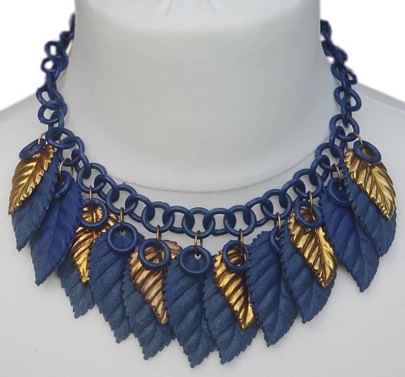 Collana di foglie in celluloide blu e metallo dorato del 1930 circa In condizioni buone in vendita a London, GB