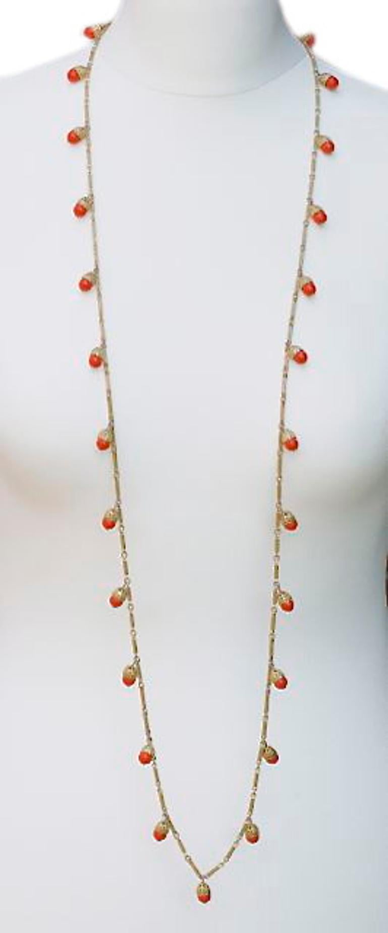 Lange goldfarbene Halskette mit Filigran und unechten Korallensteinen um 1940 Damen im Angebot