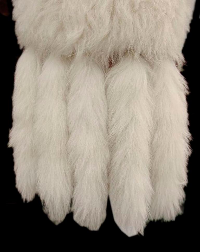 This beautiful fitted antique white fox fur cape is fully lined in white satin. It is very clean, with a very few stains to the lining.
There are no sparse areas to the fur. Shoulder to shoulder measures approx. 51cm / 20.08 inches, and the back