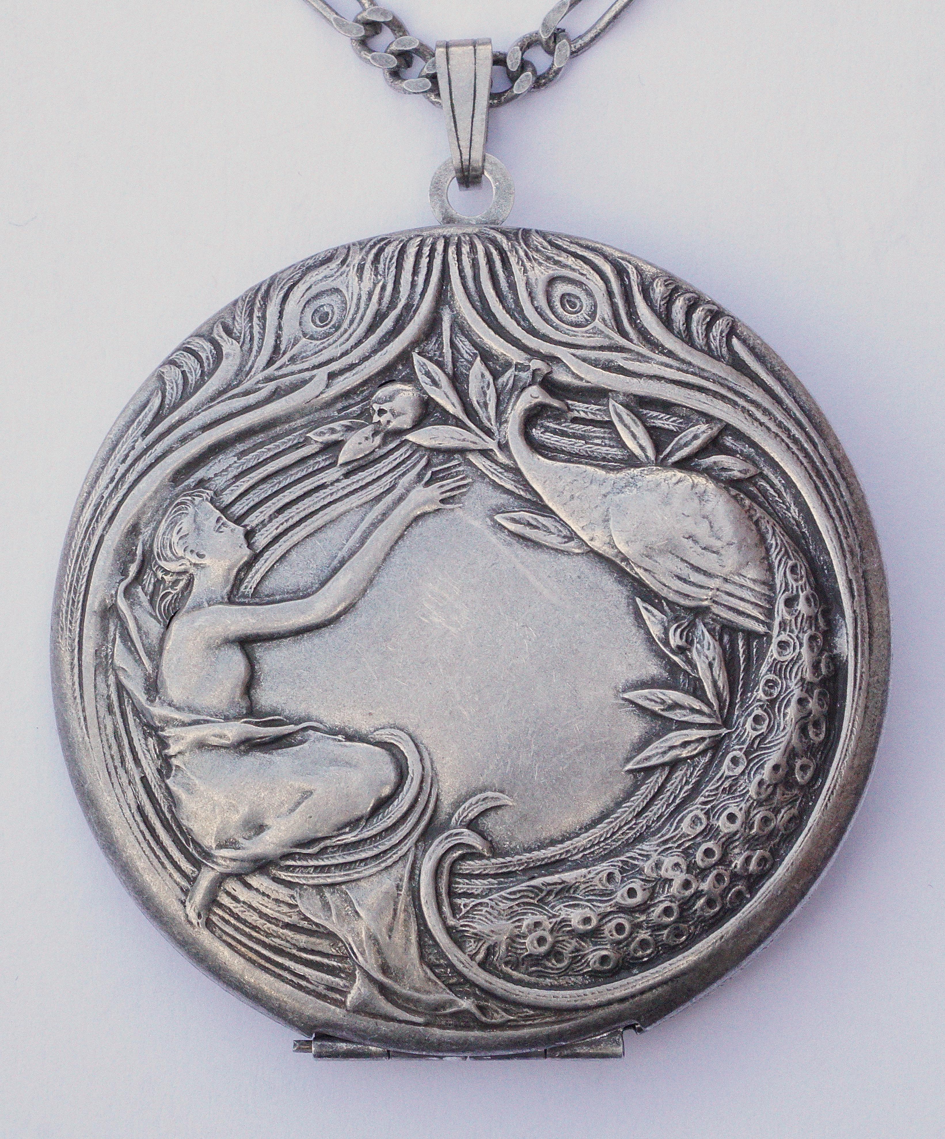 Pierre Bex silver plated art nouveau style necklace and opening locket, featuring a lovely peacock design.
The stylish curb link necklace measures 71.5cm, 28.15 inches, and is stamped PB. The large locket is diameter 5.5cm. 2.16 inches.
This is a