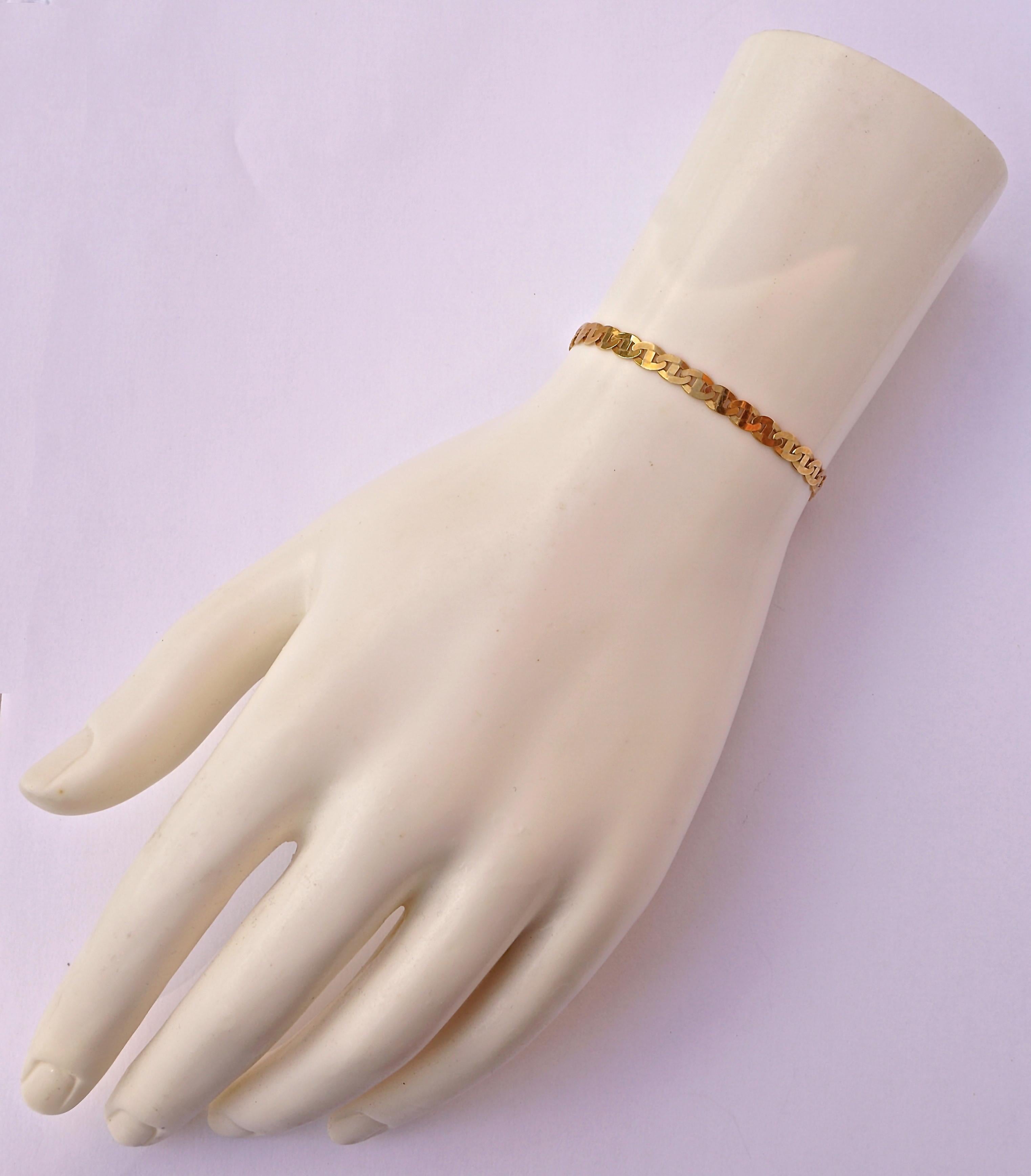 IW 14K gold anchor chain link bracelet, with a lobster clasp. Measuring length 20.3cm / 7.99 inches, by width 4mm / 0.16 inches.

This is a beautiful vintage yellow gold bracelet of fine quality.